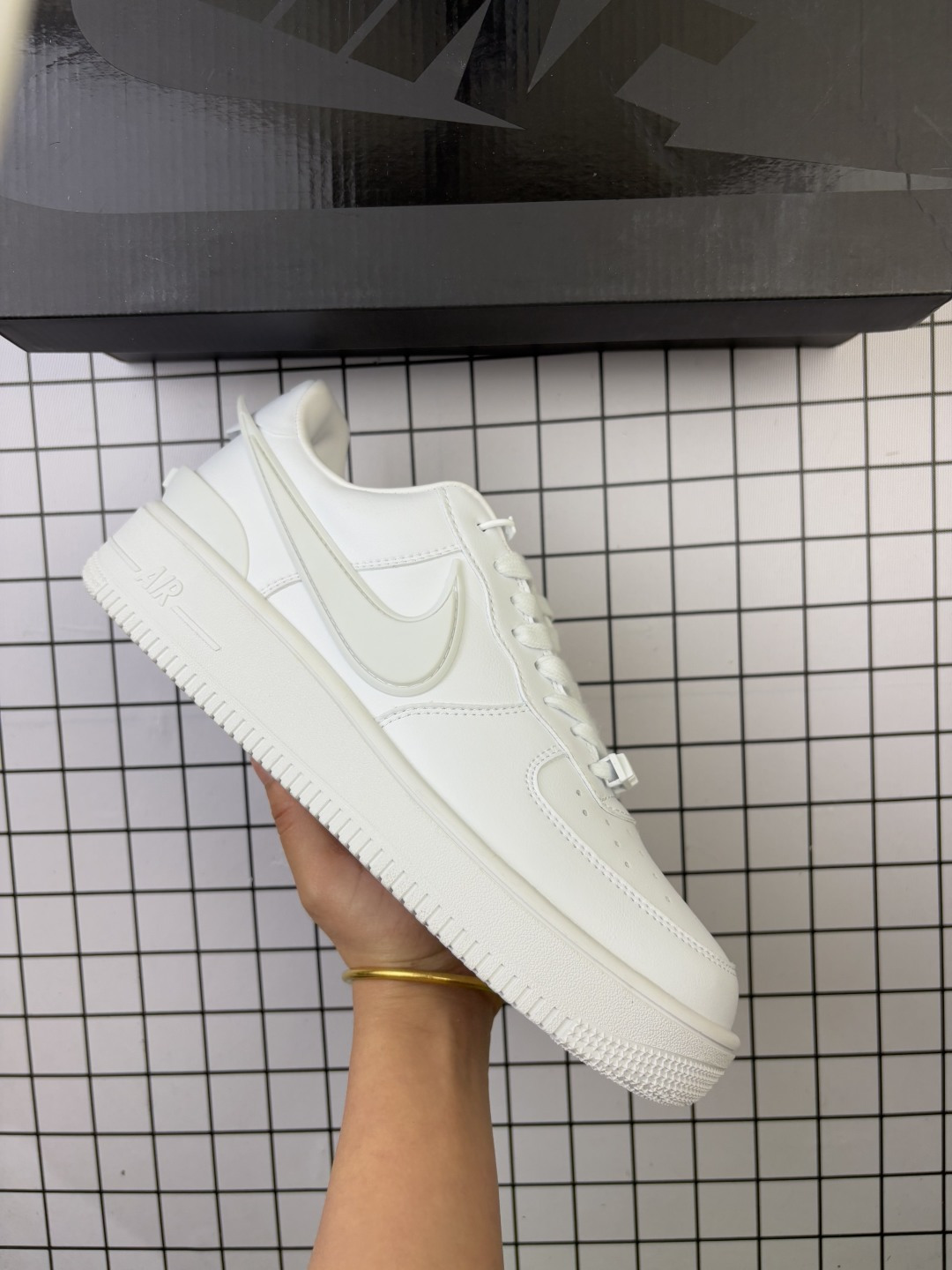 🈴💰90
✅AMBUSH x Air Force 1 Low SP 埋伏系列 空军联名合作款“皮革黑白大钩”
官方货号：DV3464-001Size：36 36.5 37.5 38 38.5 39 40 40.5 41 42 42.5 43 44 45 
编码230