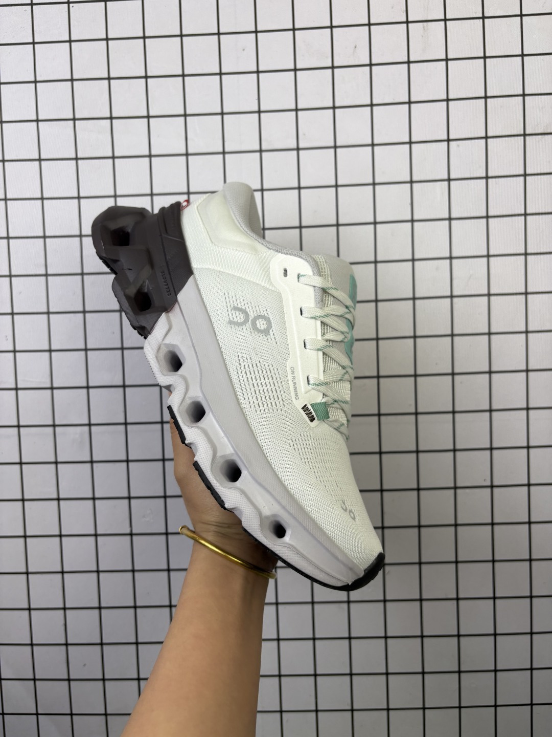 💰140
公司级 On昂跑 Cloudflver5户外街头机能风跑步鞋
户外机能融合街头潮流
越界开启全新都市探索
CloudTec专利科技鞋底搭载耐温耐用革新中底泡棉 同时以摇椅圆弧的机能感轮廓 
带来流畅平稳的迈步 轻量透气的工程网格结合环保人造麂皮 衬托出活力醒目的视觉效果 饰有品牌Logo的TPU鞋带扣 让系带方式别具一格 
是日常穿搭、旅行和城市探索的理想之选
编码698
尺码：36～45