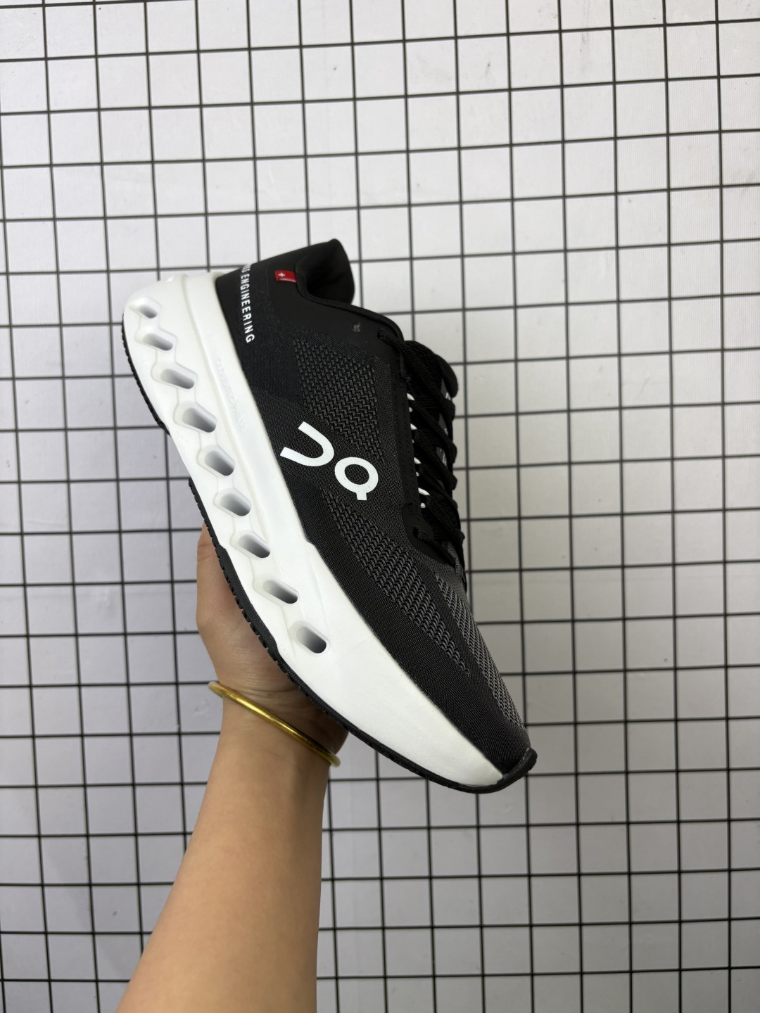 💰140 On昂跑 Cloudsurfer Next 舒适百搭防滑耐磨低帮休闲跑步鞋 #原数据开发纸版楦型 #采用人体工程超薄透气网织布鞋面材质#搭镂空CloudTec科技泡棉缓震(4.5cm厘米)加厚中底 #外置耐磨防滑橡胶底片！ 编码103 36-45