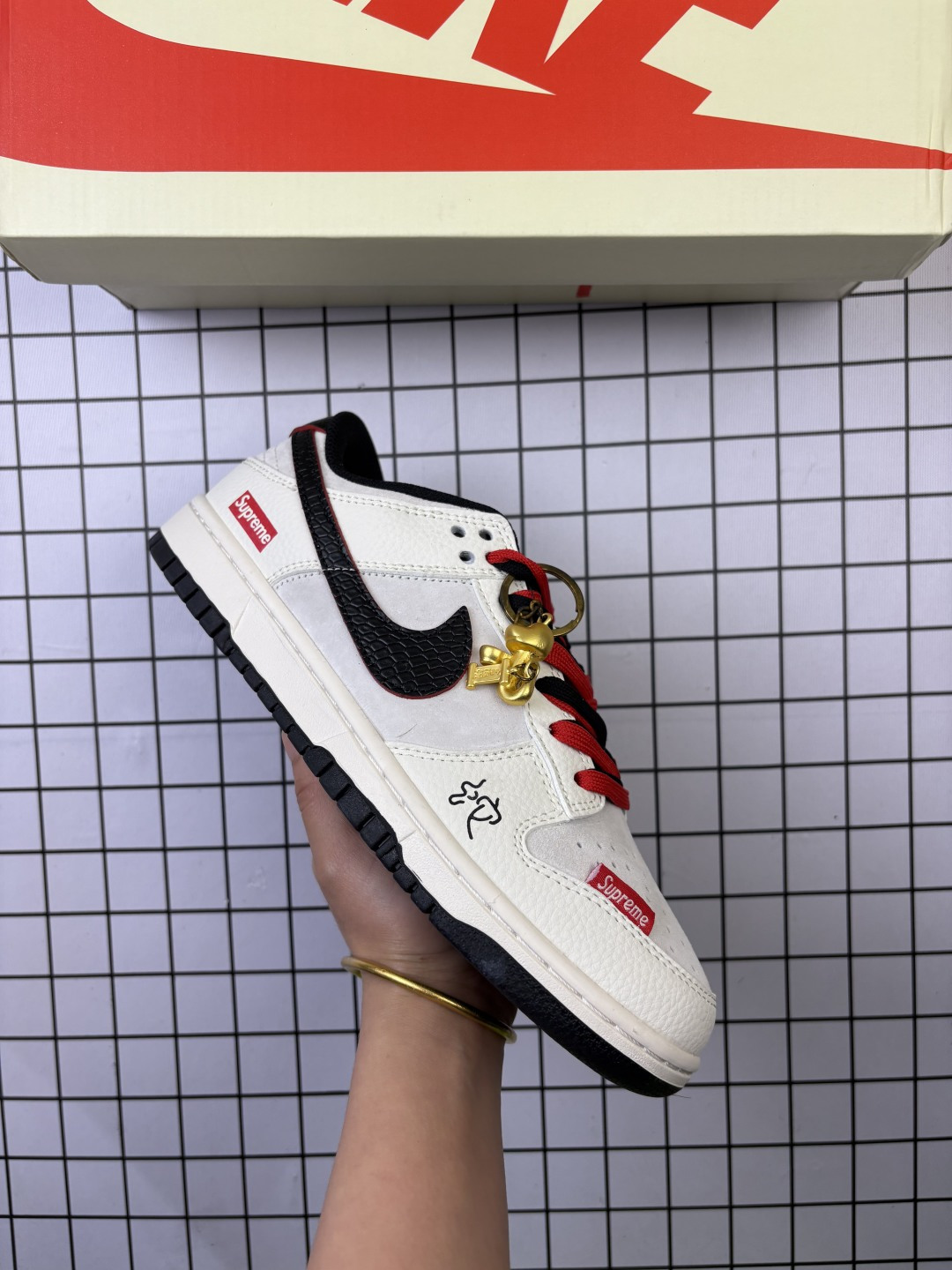 🈴💰150
NIKE DUNK SB LOW 全新配色  迪奥联名
定制Dunk SB顾名思义，具有经典的Dunk血缘，又注入了更多的时尚元素。相较于普通的Dunk滑板鞋，改良版的Dunk SB加厚了鞋舌的填充，使舒适性大大提升，同时也更方便穿脱；中底部分则加入了脚感柔软舒适Zoom Air气垫，有效吸收滑板等极限运动在落地时带来的冲击力，为街头运动者们提供更好的保护  
货号：DM6868 009
尺码：36 36.5 37.5 38 38.5 39 40 40.5 41 42 42.5 43 44 45
编码577
编码：577