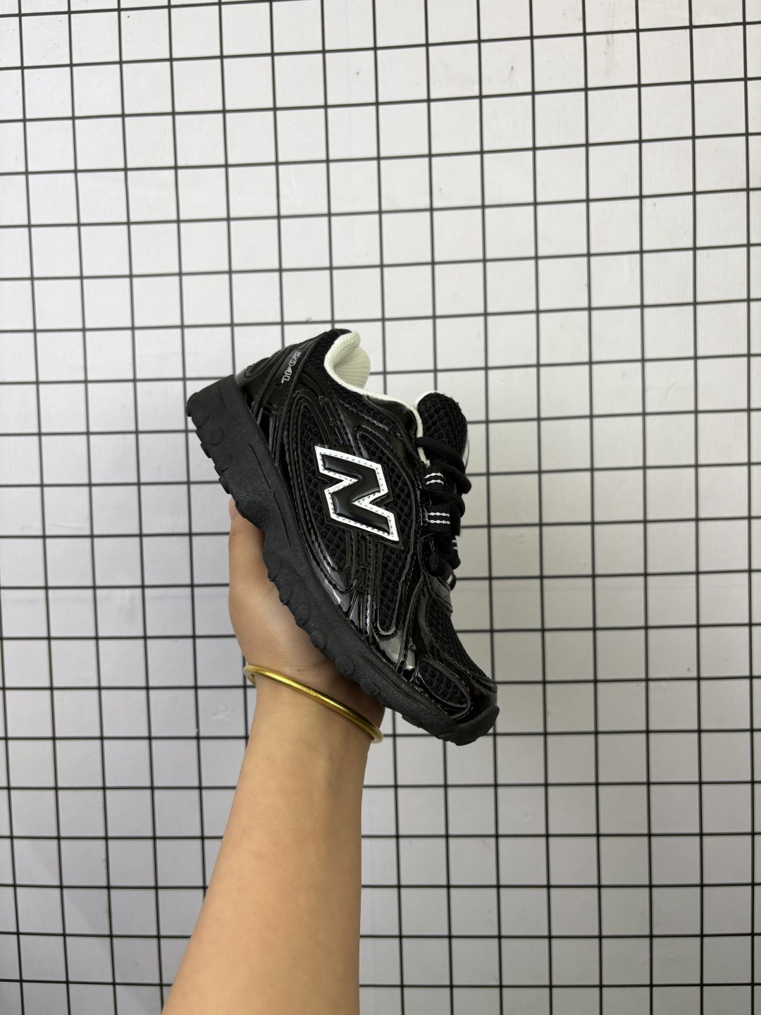 💰110 【童鞋】新百伦 2025年新款 New Balance 204L 儿童运动鞋 2025年夏季登场:复古薄底鞋重塑都市运动美学时尚运动跑步鞋,以复古薄底设计与室内足球鞋灵感,打造兼具轻量化通勤与潮流穿搭的多功能鞋款。采用麂皮与网眼拼接鞋面,搭配大地色系或静奢浅褐配色,呈现复古与现代的平衡。薄底优化:中底采用超薄EVA缓震,结合颗粒状外底纹路,确保贴地感与灵活性,同时视觉上拉长腿部线条。细节升级:鞋侧反光大“N”字Logo与204L后跟标识增强辨识度,部分版本融入KITH联名银灰网眼材质,提升层次感。 货号:U204LSWB 编码:新Y 26-37