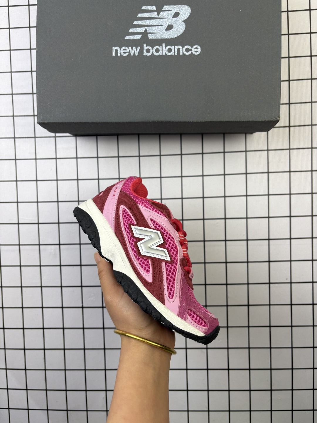 🈴💰110 【童鞋】新百伦 2025年新款 New Balance 204L 儿童运动鞋 2025年夏季登场:复古薄底鞋重塑都市运动美学时尚运动跑步鞋,以复古薄底设计与室内足球鞋灵感,打造兼具轻量化通勤与潮流穿搭的多功能鞋款。采用麂皮与网眼拼接鞋面,搭配大地色系或静奢浅褐配色,呈现复古与现代的平衡。薄底优化:中底采用超薄EVA缓震,结合颗粒状外底纹路,确保贴地感与灵活性,同时视觉上拉长腿部线条。细节升级:鞋侧反光大“N”字Logo与204L后跟标识增强辨识度,部分版本融入KITH联名银灰网眼材质,提升层次感。 货号:U204LSWB 编码:新Y 26-37