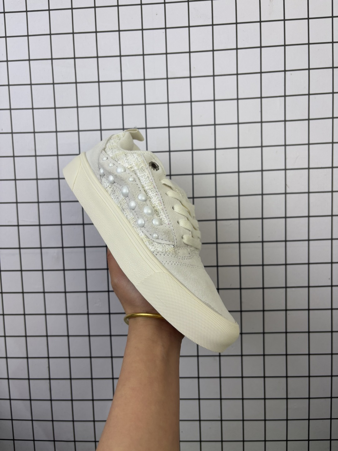 💰120 公司级✅美式街头wanshi万斯面包鞋男女鞋情侣款复古经典胖胖鞋 超厚的鞋舌设计不仅提供了出色的包裹性，还带来了 无比的舒适感，仿佛在按压一块柔软的面包，令人难以抗拒 低饱和度的配色方案，使其成为秋冬季节的理想选 择，无论是复古穿搭、简约风格还是清冷氛围，都能轻松驾驭。麂皮材质不仅质感十足 货号:VN-OD3HY28 尺码:35 36 36.5 37.5 38 38.5 39 40 40.5 41 42 42.5 43 44 45 编码553