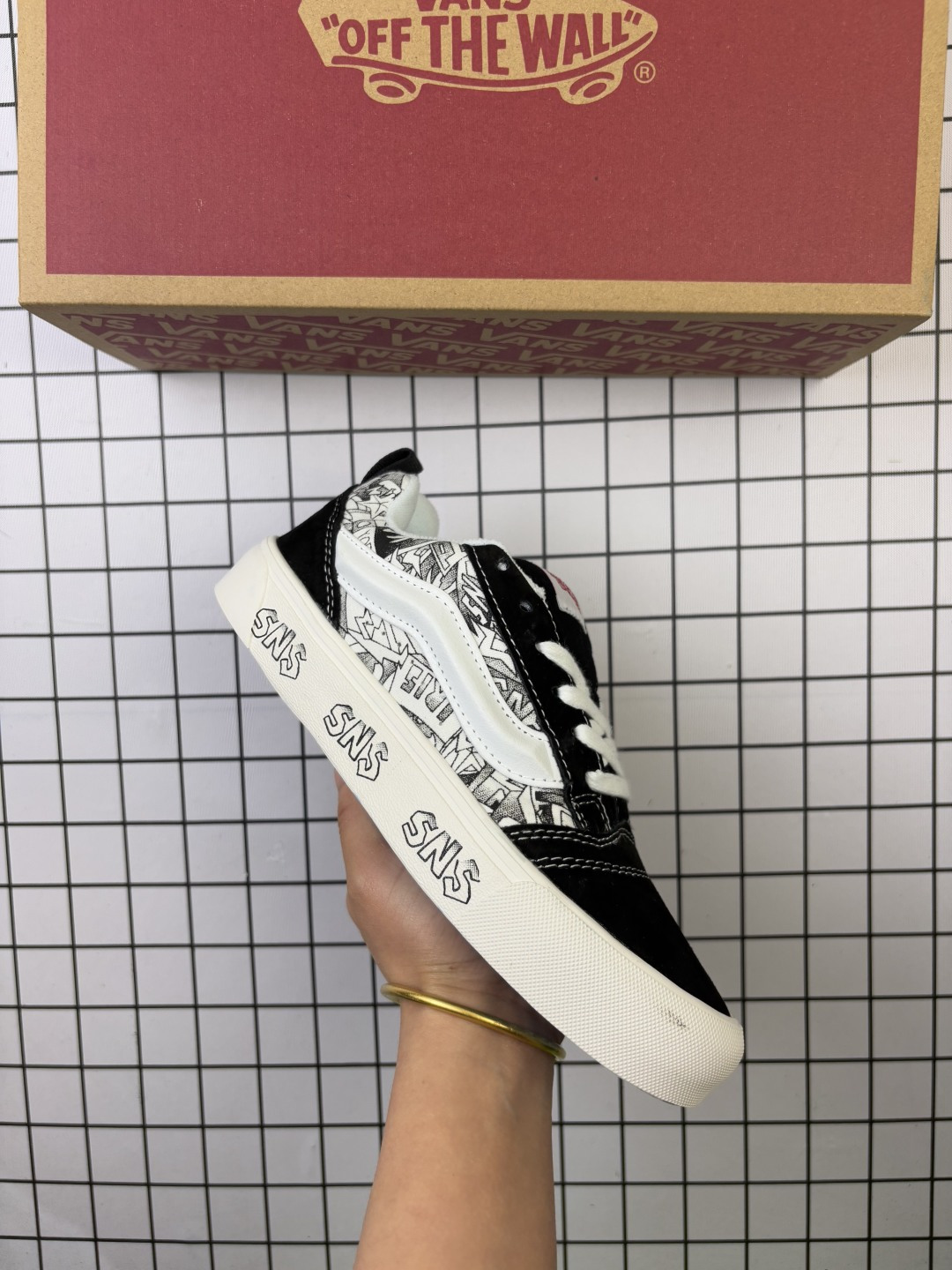 🈴💰120 公司级✅美式街头wanshi万斯面包鞋男女鞋情侣款复古经典胖胖鞋 超厚的鞋舌设计不仅提供了出色的包裹性，还带来了 无比的舒适感，仿佛在按压一块柔软的面包，令人难以抗拒 低饱和度的配色方案，使其成为秋冬季节的理想选 择，无论是复古穿搭、简约风格还是清冷氛围，都能轻松驾驭。麂皮材质不仅质感十足 货号:VN-OD3HY28 尺码:35 36 36.5 37.5 38 38.5 39 40 40.5 41 42 42.5 43 44 45 编码553