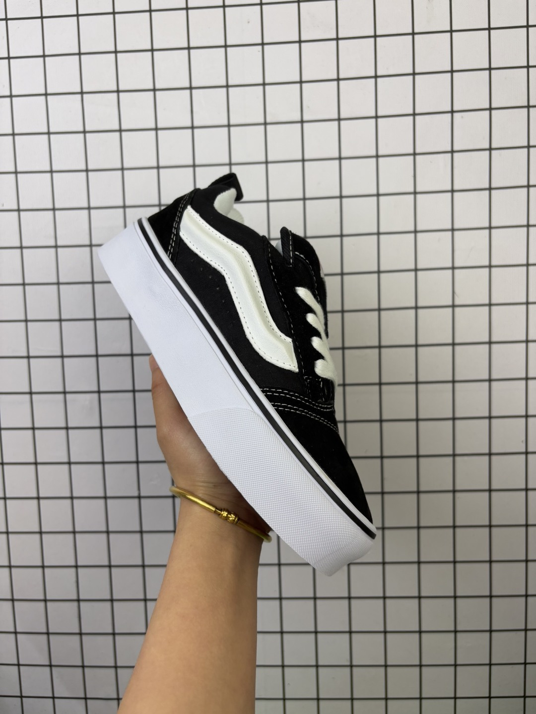 🈴💰130 公司级✅万斯面包鞋KnuSkool冬季厚底帆布鞋经典美式复古潮流休闲轻便透气 Vans面包鞋的设计基于经典的[Old School鞋型,加宽了整体线条,更换了更宽的鞋带,侧边的Swoosh标志改为立体条纹设计,使得鞋子看起来更加宽大,上脚后呈现出松弛感和慵懒感。此外,鞋舌和内衬采用更厚实的海绵填充,提供了更加舒适的包裹感,特别适合寒冷的秋冬季节穿着。 Vans面包鞋的鞋面多采用高质量的帆布或皮革,耐磨性很强,缝线细密,做工扎实。鞋底采用橡胶材料,抓地力和防滑性能良好。 尺码:35 36 36.5 37.5 38 38.5 39 40 40.5 41 42 42.5 43 44 45 编码553