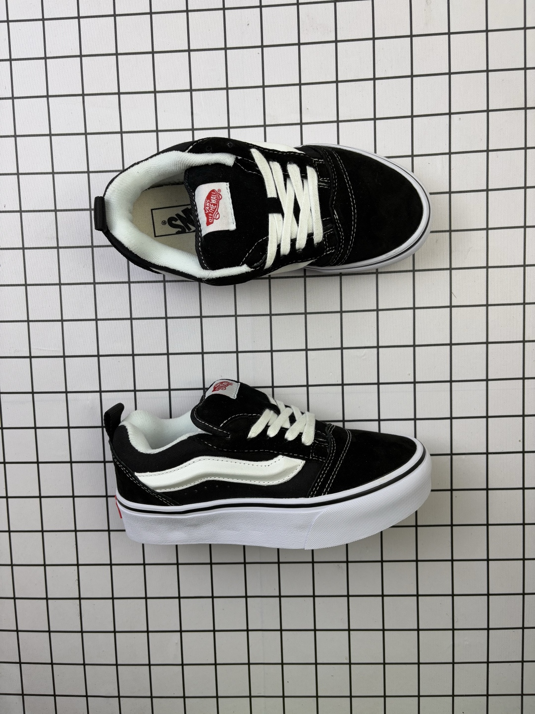 🈴💰130 公司级✅万斯面包鞋KnuSkool冬季厚底帆布鞋经典美式复古潮流休闲轻便透气 Vans面包鞋的设计基于经典的[Old School鞋型,加宽了整体线条,更换了更宽的鞋带,侧边的Swoosh标志改为立体条纹设计,使得鞋子看起来更加宽大,上脚后呈现出松弛感和慵懒感。此外,鞋舌和内衬采用更厚实的海绵填充,提供了更加舒适的包裹感,特别适合寒冷的秋冬季节穿着。 Vans面包鞋的鞋面多采用高质量的帆布或皮革,耐磨性很强,缝线细密,做工扎实。鞋底采用橡胶材料,抓地力和防滑性能良好。 尺码:35 36 36.5 37.5 38 38.5 39 40 40.5 41 42 42.5 43 44 45 编码553