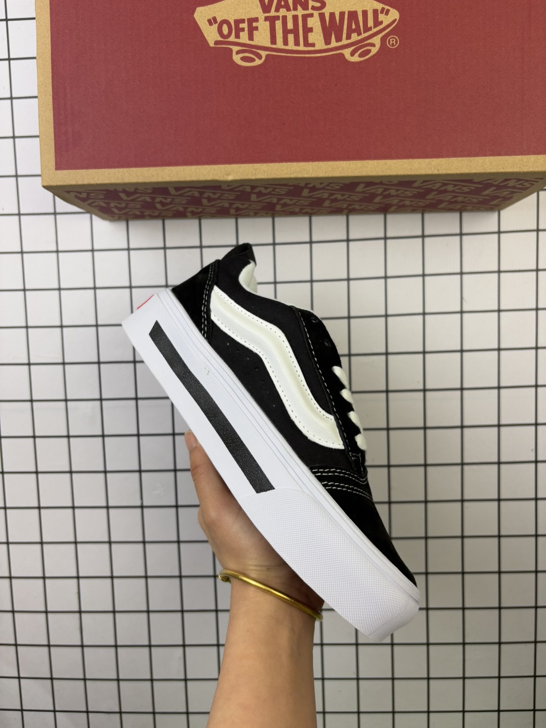 🈴💰130 公司级✅万斯面包鞋KnuSkool冬季厚底帆布鞋经典美式复古潮流休闲轻便透气 Vans面包鞋的设计基于经典的[Old School鞋型,加宽了整体线条,更换了更宽的鞋带,侧边的Swoosh标志改为立体条纹设计,使得鞋子看起来更加宽大,上脚后呈现出松弛感和慵懒感。此外,鞋舌和内衬采用更厚实的海绵填充,提供了更加舒适的包裹感,特别适合寒冷的秋冬季节穿着。 Vans面包鞋的鞋面多采用高质量的帆布或皮革,耐磨性很强,缝线细密,做工扎实。鞋底采用橡胶材料,抓地力和防滑性能良好。 尺码:35 36 36.5 37.5 38 38.5 39 40 40.5 41 42 42.5 43 44 45 编码553