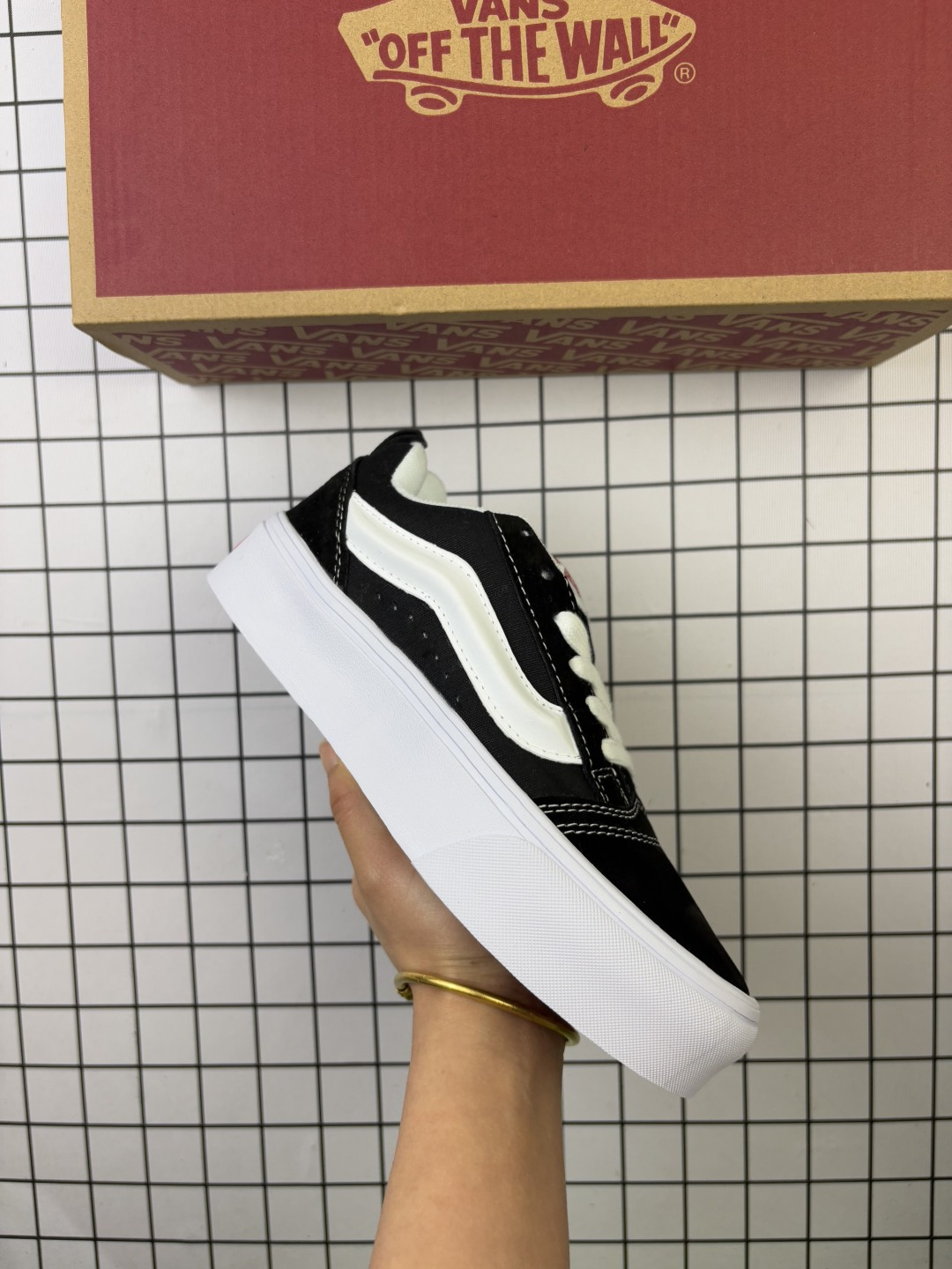 🈴💰130 公司级✅万斯面包鞋KnuSkool冬季厚底帆布鞋经典美式复古潮流休闲轻便透气 Vans面包鞋的设计基于经典的[Old School鞋型,加宽了整体线条,更换了更宽的鞋带,侧边的Swoosh标志改为立体条纹设计,使得鞋子看起来更加宽大,上脚后呈现出松弛感和慵懒感。此外,鞋舌和内衬采用更厚实的海绵填充,提供了更加舒适的包裹感,特别适合寒冷的秋冬季节穿着。 Vans面包鞋的鞋面多采用高质量的帆布或皮革,耐磨性很强,缝线细密,做工扎实。鞋底采用橡胶材料,抓地力和防滑性能良好。 尺码:35 36 36.5 37.5 38 38.5 39 40 40.5 41 42 42.5 43 44 45 编码553