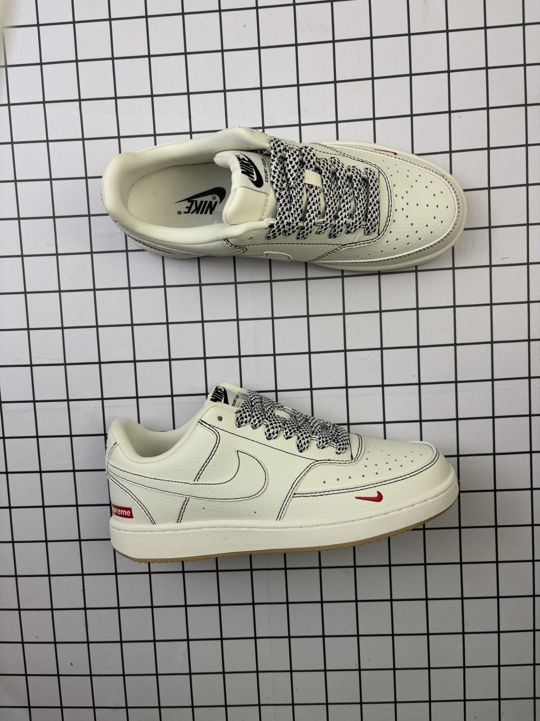 💰150
Nike/耐克 男女鞋真标半码制，全新更新数据窄楦翘头版型，采用荔枝纹牛剖革组合猪巴革鞋面材质，缜密拉帮中底布，鞋垫嵌EVA缓震物料及背胶，全新窄版翘头耐磨橡胶大底❗️创意定制联名配色,经典美系街头品牌-至高无上Supreme x Nike By You SB Dunk Low Retro SP扣篮系列低帮休闲运动滑板板鞋“ CS5288-013

类型：男女鞋
码数：36 36.5 37.5 38 38.5 39 40 40.5 41 42 42.5 43 44 45
编码：577