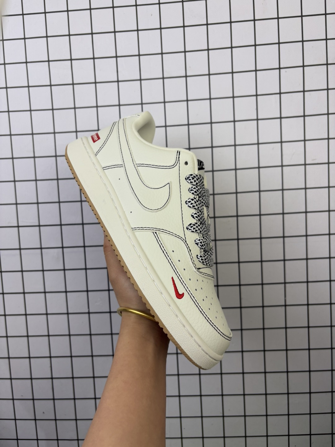 💰150
Nike/耐克 男女鞋真标半码制，全新更新数据窄楦翘头版型，采用荔枝纹牛剖革组合猪巴革鞋面材质，缜密拉帮中底布，鞋垫嵌EVA缓震物料及背胶，全新窄版翘头耐磨橡胶大底❗️创意定制联名配色,经典美系街头品牌-至高无上Supreme x Nike By You SB Dunk Low Retro SP扣篮系列低帮休闲运动滑板板鞋“ CS5288-013

类型：男女鞋
码数：36 36.5 37.5 38 38.5 39 40 40.5 41 42 42.5 43 44 45
编码：577