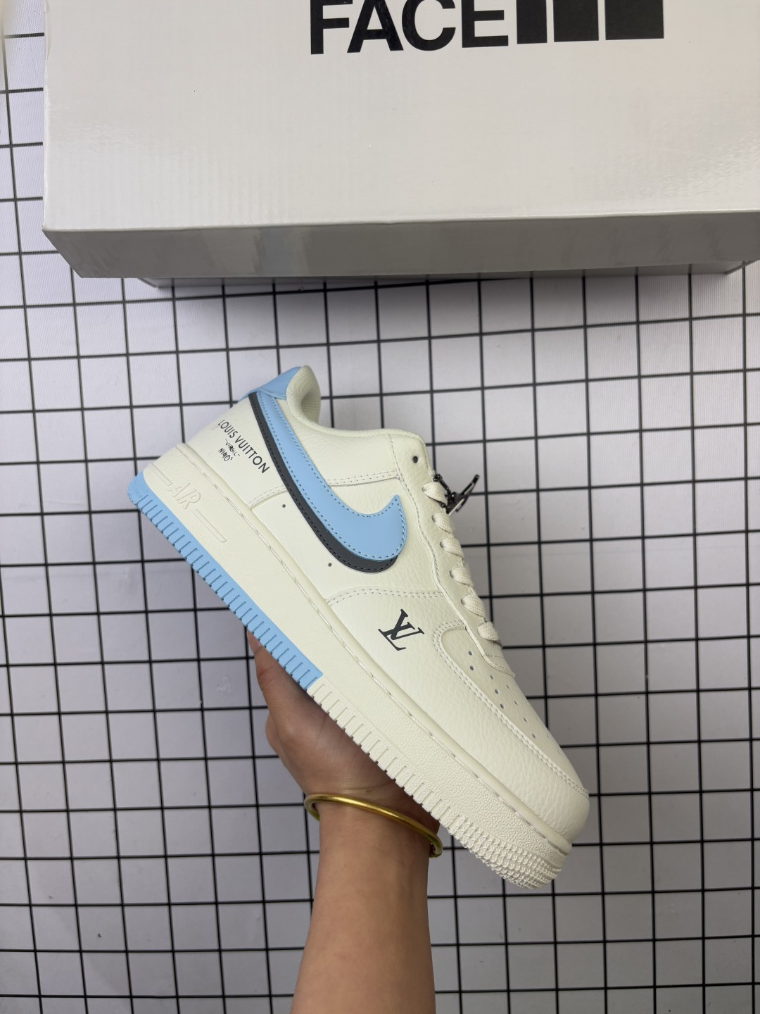 🈴💰150
Nike/耐克 男女鞋真标半码制，全新更新数据窄楦翘头版型，采用荔枝纹牛剖革组合猪巴革鞋面材质，缜密拉帮中底布，鞋垫嵌EVA缓震物料及背胶，全新窄版翘头耐磨橡胶大底❗️创意定制联名配色,经典美系街头品牌-至高无上Supreme x Nike By You SB Dunk Low Retro SP扣篮系列低帮休闲运动滑板板鞋“ CS5288-013

类型：男女鞋
码数：36 36.5 37.5 38 38.5 39 40 40.5 41 42 42.5 43 44 45
编码：577