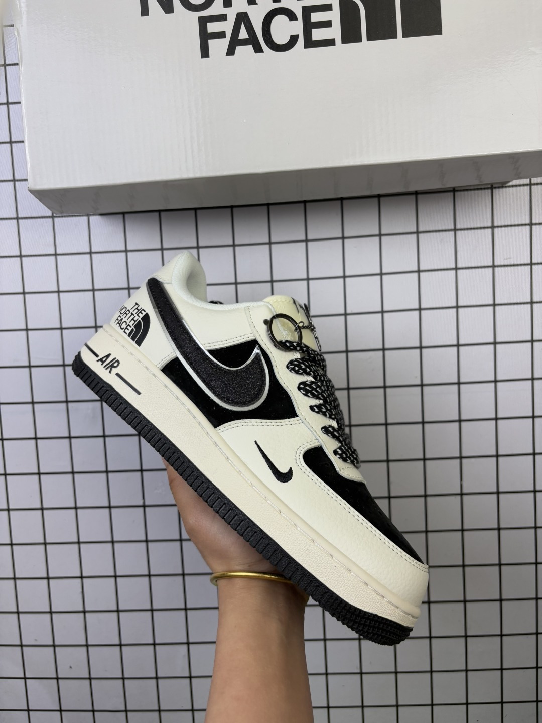 🈴💰150
Nike/耐克 男女鞋真标半码制，全新更新数据窄楦翘头版型，采用荔枝纹牛剖革组合猪巴革鞋面材质，缜密拉帮中底布，鞋垫嵌EVA缓震物料及背胶，全新窄版翘头耐磨橡胶大底❗️创意定制联名配色,经典美系街头品牌-至高无上Supreme x Nike By You SB Dunk Low Retro SP扣篮系列低帮休闲运动滑板板鞋“ CS5288-013

类型：男女鞋
码数：36 36.5 37.5 38 38.5 39 40 40.5 41 42 42.5 43 44 45
编码：577