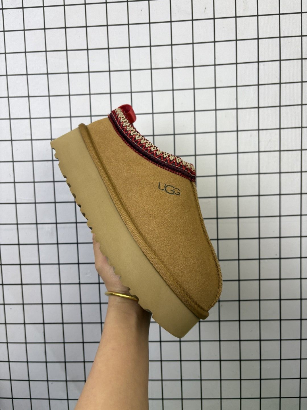 UGG/雪地靴 男女鞋采用翻毛皮鞋面材质,内嵌人造羊毛毛绒里衬和鞋垫,保暖锁热,内嵌可拆卸植入式羊毛鞋垫,Treadlite轻翼科技外底-优质的防滑,耐磨性,和良好的弹性❗️2024FW秋冬新款,美国轻奢品牌🐑UGG W Tasman 塔斯曼系列低帮时尚百搭穆勒风舒适保暖休闲便鞋 类型:男女鞋 编码:757