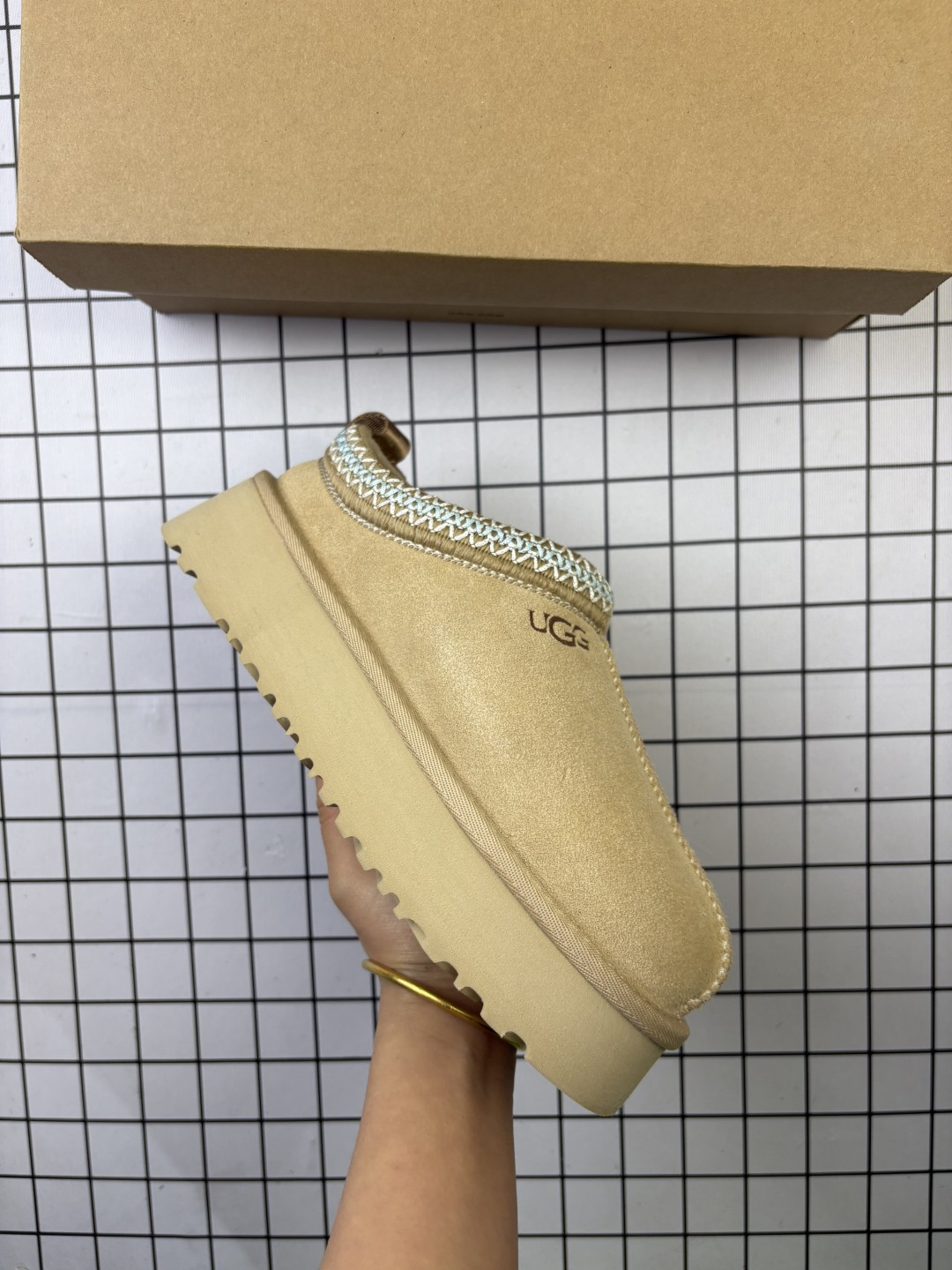 UGG/雪地靴 男女鞋采用翻毛皮鞋面材质,内嵌人造羊毛毛绒里衬和鞋垫,保暖锁热,内嵌可拆卸植入式羊毛鞋垫,Treadlite轻翼科技外底-优质的防滑,耐磨性,和良好的弹性❗️2024FW秋冬新款,美国轻奢品牌🐑UGG W Tasman 塔斯曼系列低帮时尚百搭穆勒风舒适保暖休闲便鞋 类型:男女鞋 编码:757