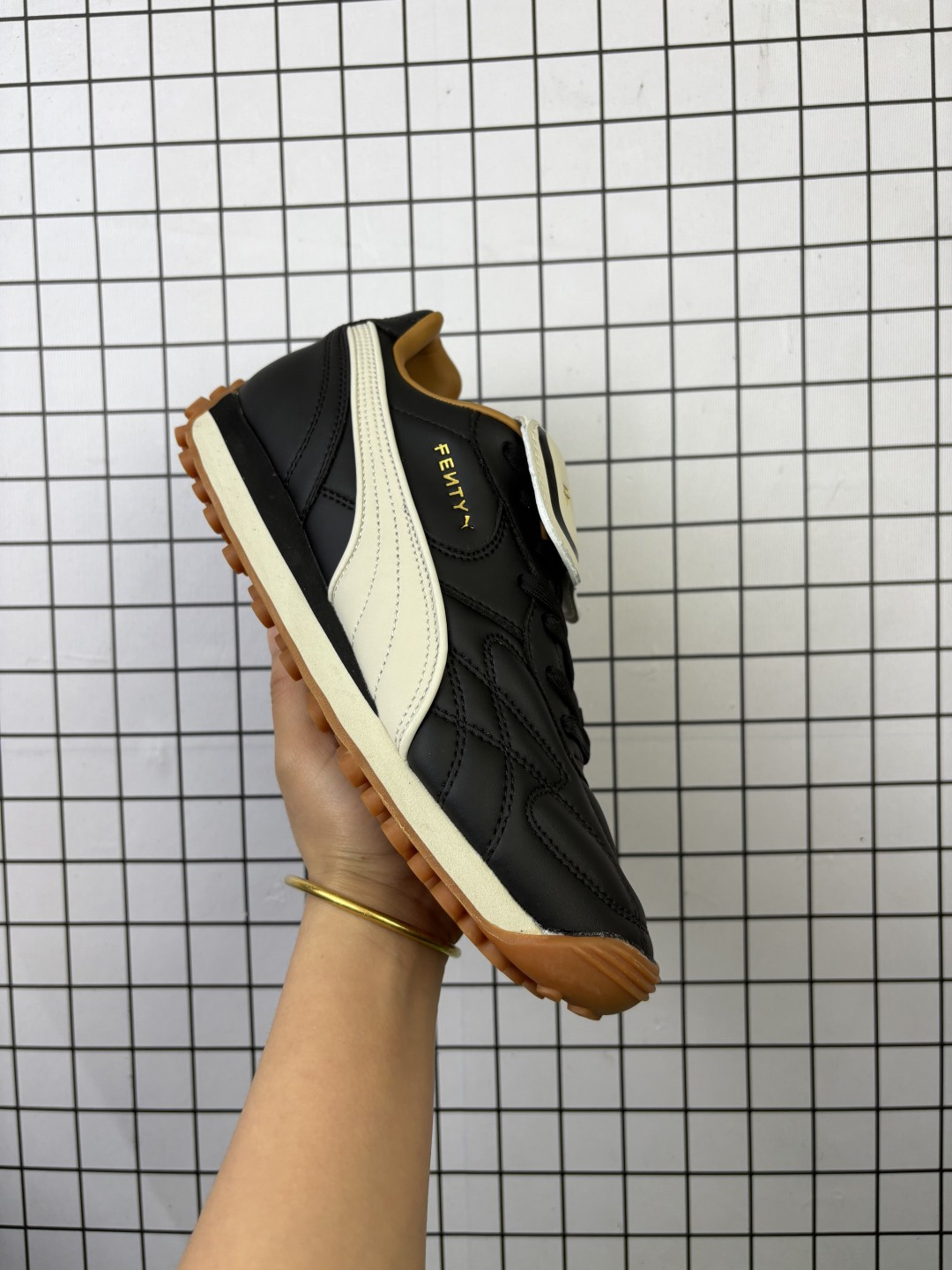 PUMA/彪马 采用软质环保纤维革鞋面材质,中底EVA缓震组合耐磨橡胶外底❗️引领足球潮流时尚!再度联乘蕾哈娜Rihanna主理品牌Fenty x PUMA Avanti VL PS"Black"阿万蒂系列低帮中大童复古足球德训风休闲运动慢跑鞋 398672 编码新Y