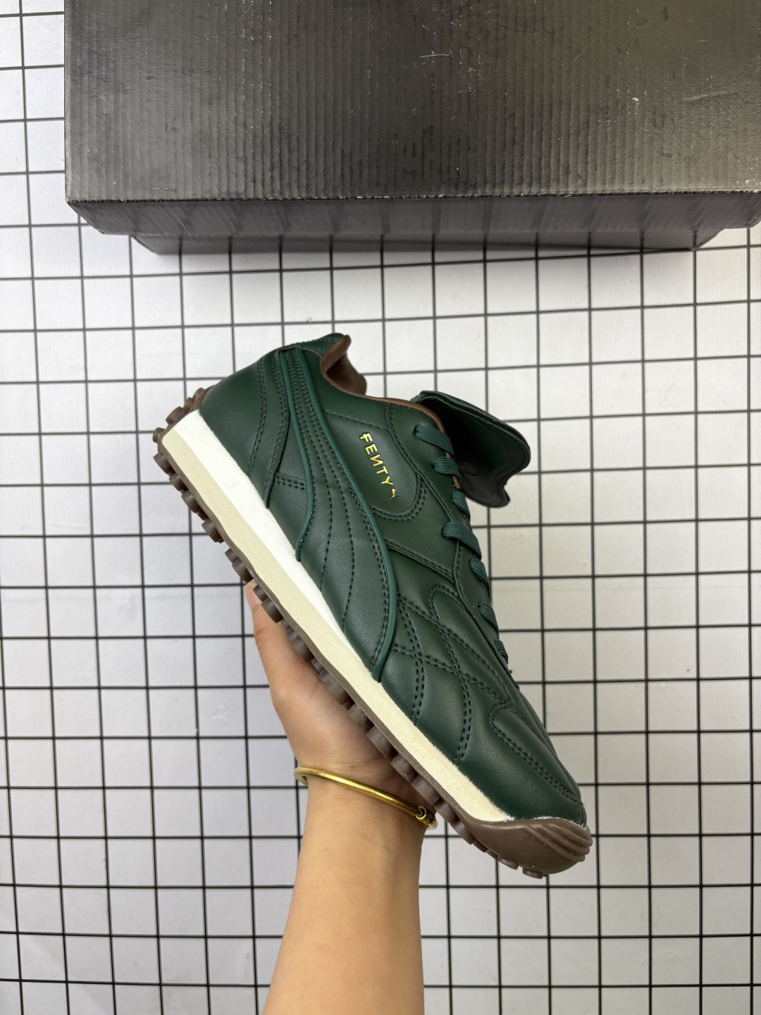 PUMA/彪马 采用软质环保纤维革鞋面材质,中底EVA缓震组合耐磨橡胶外底❗️引领足球潮流时尚!再度联乘蕾哈娜Rihanna主理品牌Fenty x PUMA Avanti VL PS"Black"阿万蒂系列低帮中大童复古足球德训风休闲运动慢跑鞋 398672 编码新Y