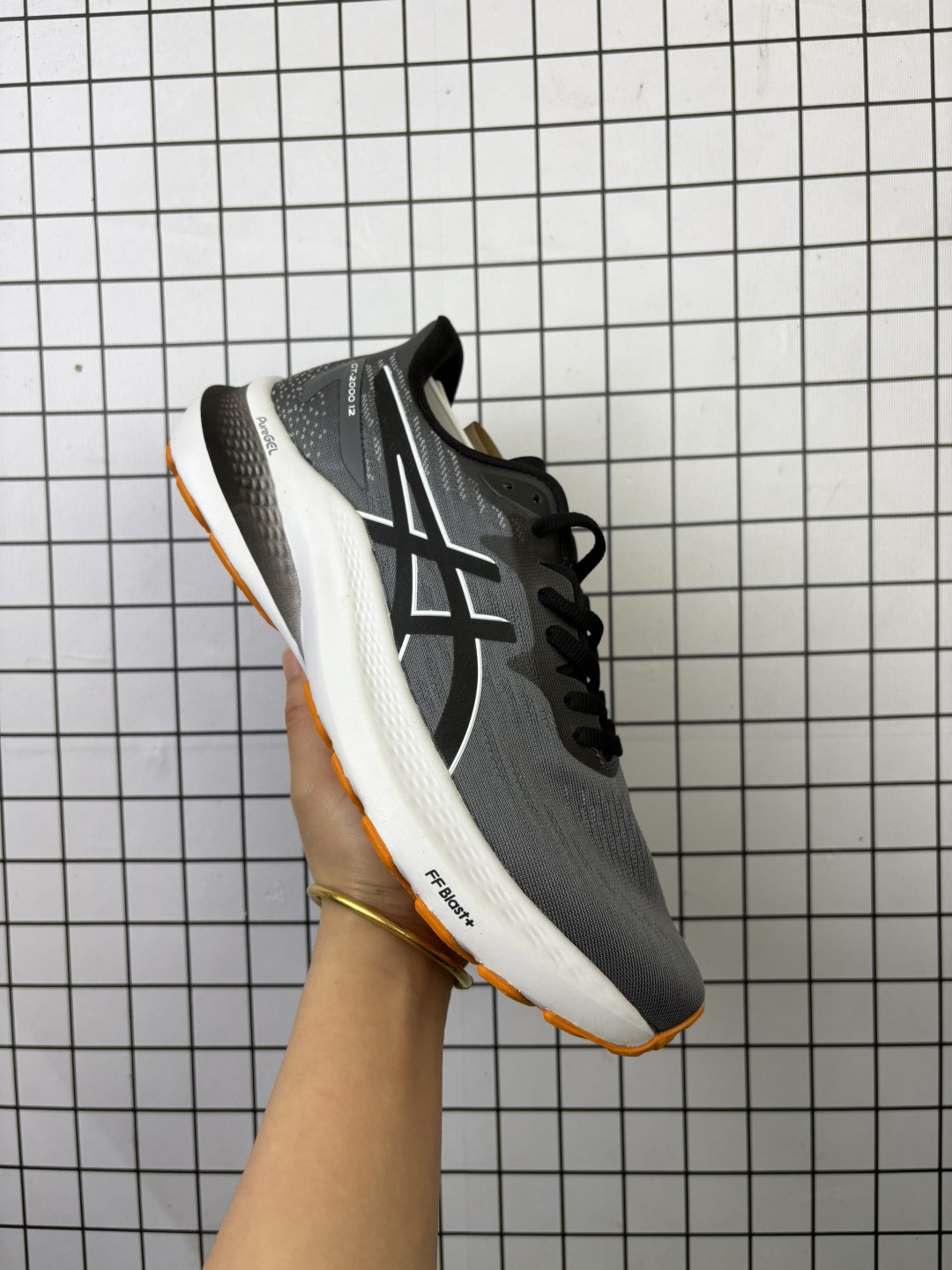Asics GT-2000 轻盈跑鞋 亚瑟士运动休闲透气专业跑鞋 第九版GT-2000TM采用更新的一体式鞋面 提供更好的贴合性 将您的脚掌固定在适当的位置 结构轻巧 柔软舒适 关键区域的材料得到加强 以在整个步态周期的每个阶段增加支撑 从而提高起飞效率 此外 一层ORTHOLITETM泡棉提高了舒适度 鞋垫更贴合脚型 货号:1011B691-100 编771