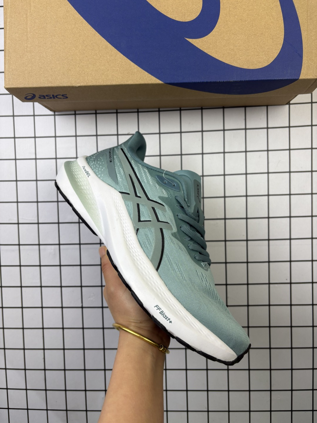 Asics GT-2000 轻盈跑鞋 亚瑟士运动休闲透气专业跑鞋 第九版GT-2000TM采用更新的一体式鞋面 提供更好的贴合性 将您的脚掌固定在适当的位置 结构轻巧 柔软舒适 关键区域的材料得到加强 以在整个步态周期的每个阶段增加支撑 从而提高起飞效率 此外 一层ORTHOLITETM泡棉提高了舒适度 鞋垫更贴合脚型 货号:1011B691-100 编771