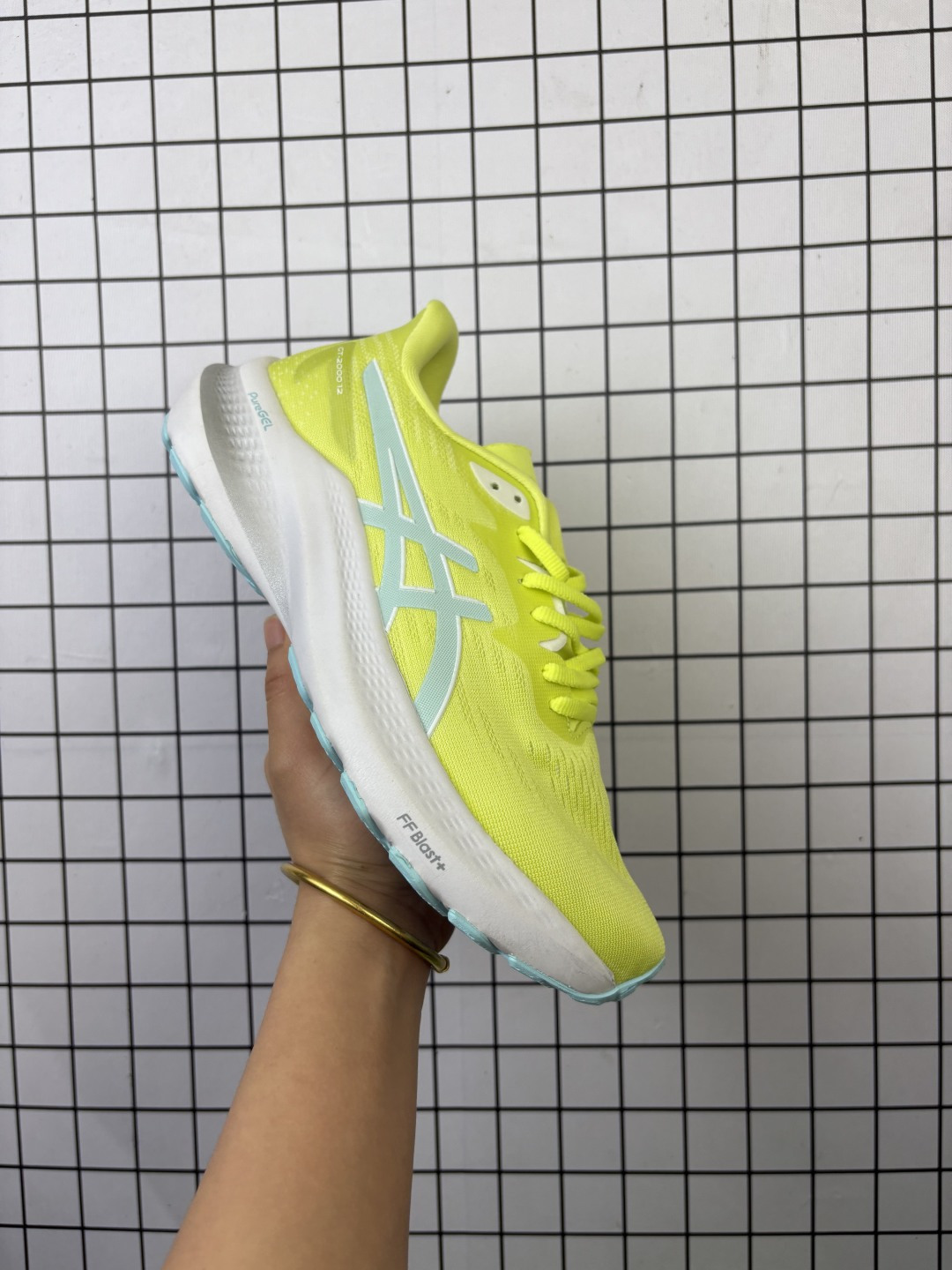Asics GT-2000 轻盈跑鞋 亚瑟士运动休闲透气专业跑鞋 第九版GT-2000TM采用更新的一体式鞋面 提供更好的贴合性 将您的脚掌固定在适当的位置 结构轻巧 柔软舒适 关键区域的材料得到加强 以在整个步态周期的每个阶段增加支撑 从而提高起飞效率 此外 一层ORTHOLITETM泡棉提高了舒适度 鞋垫更贴合脚型 货号:1011B691-100 编771