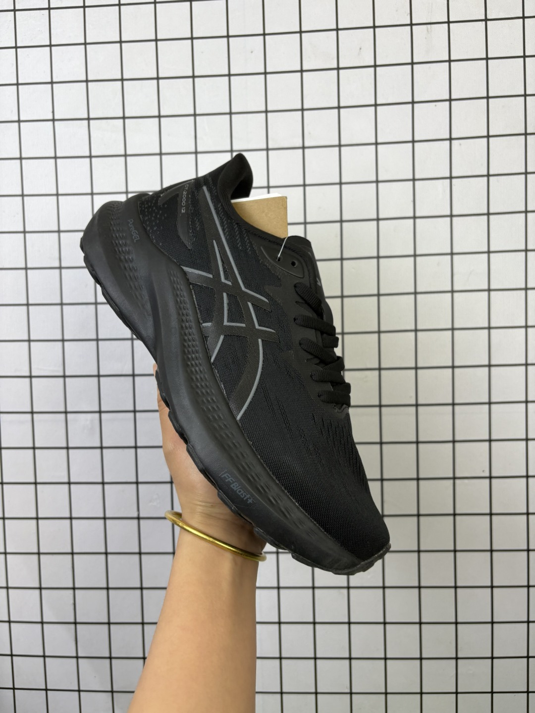 Asics GT-2000 轻盈跑鞋 亚瑟士运动休闲透气专业跑鞋 第九版GT-2000TM采用更新的一体式鞋面 提供更好的贴合性 将您的脚掌固定在适当的位置 结构轻巧 柔软舒适 关键区域的材料得到加强 以在整个步态周期的每个阶段增加支撑 从而提高起飞效率 此外 一层ORTHOLITETM泡棉提高了舒适度 鞋垫更贴合脚型 货号:1011B691-100 编771