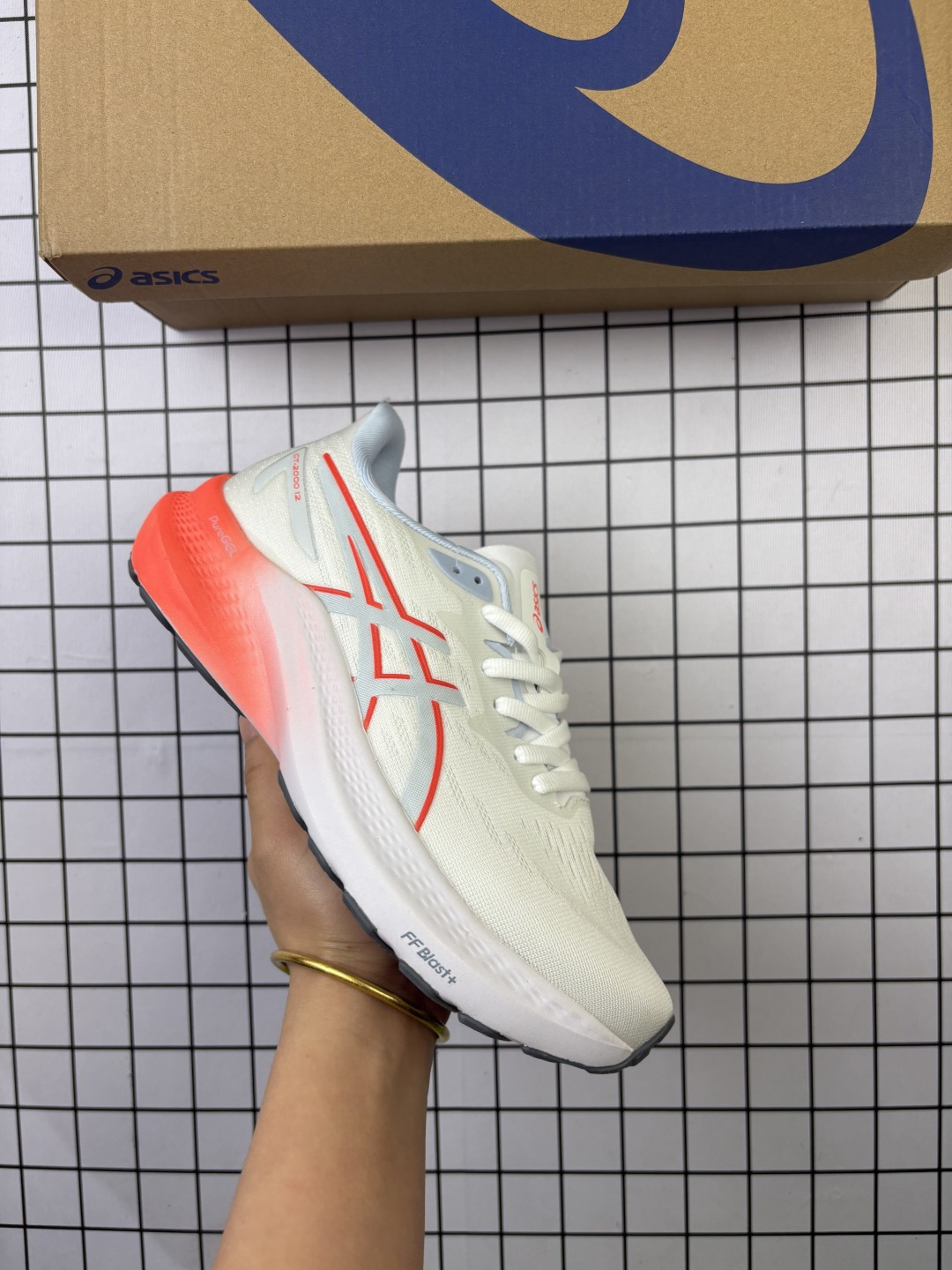 Asics GT-2000 轻盈跑鞋 亚瑟士运动休闲透气专业跑鞋 第九版GT-2000TM采用更新的一体式鞋面 提供更好的贴合性 将您的脚掌固定在适当的位置 结构轻巧 柔软舒适 关键区域的材料得到加强 以在整个步态周期的每个阶段增加支撑 从而提高起飞效率 此外 一层ORTHOLITETM泡棉提高了舒适度 鞋垫更贴合脚型 货号:1011B691-100 编771