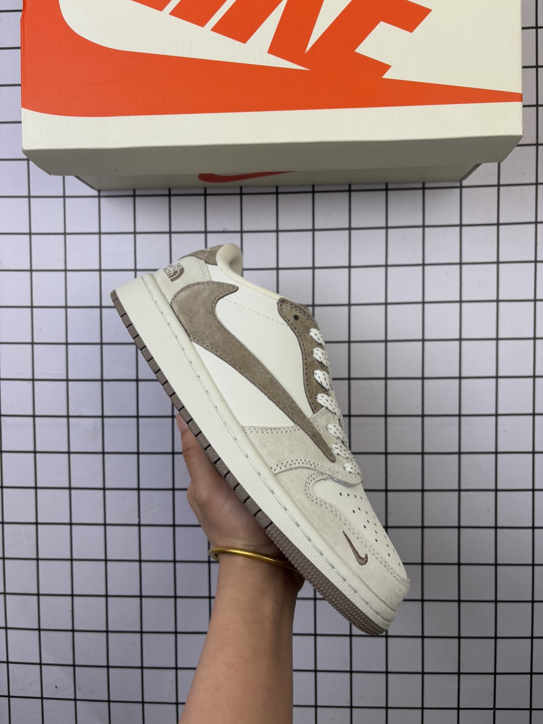 🈴💰110
Jordan/乔丹 男女鞋真标半码制,采用软质牛剖革鞋面材质,缜密拉帮中底布,鞋垫嵌EVA缓震物料及背胶,内置气垫及耐磨橡胶大底❗️当红嘻哈歌手特拉维斯·斯科特定制联乘法国顶级高奢品牌·路易威登Louis Vuitton x Travis Scott x Nike Air Jordan 1 Low OG SP"Beige/Blue/Gloomy Bear/LV"AJ1乔丹一代经典低帮文化百搭休闲运动篮球鞋“TS联名联名卡其灰棕牛仔蓝LV倒钩 CH6336-022
类型:男女鞋
码数:36 36.5 37 38 38.5 39 40 40.5 41 42 42.5 43 44 45
编码老男H