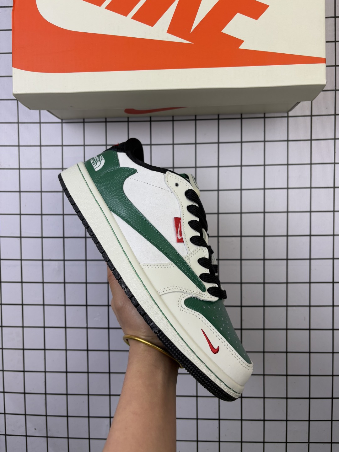 🈴💰110
Jordan/乔丹 男女鞋真标半码制,采用软质牛剖革鞋面材质,缜密拉帮中底布,鞋垫嵌EVA缓震物料及背胶,内置气垫及耐磨橡胶大底❗️当红嘻哈歌手特拉维斯·斯科特定制联乘法国顶级高奢品牌·路易威登Louis Vuitton x Travis Scott x Nike Air Jordan 1 Low OG SP"Beige/Blue/Gloomy Bear/LV"AJ1乔丹一代经典低帮文化百搭休闲运动篮球鞋“TS联名联名卡其灰棕牛仔蓝LV倒钩 CH6336-022
类型:男女鞋
码数:36 36.5 37 38 38.5 39 40 40.5 41 42 42.5 43 44 45
编码老男H