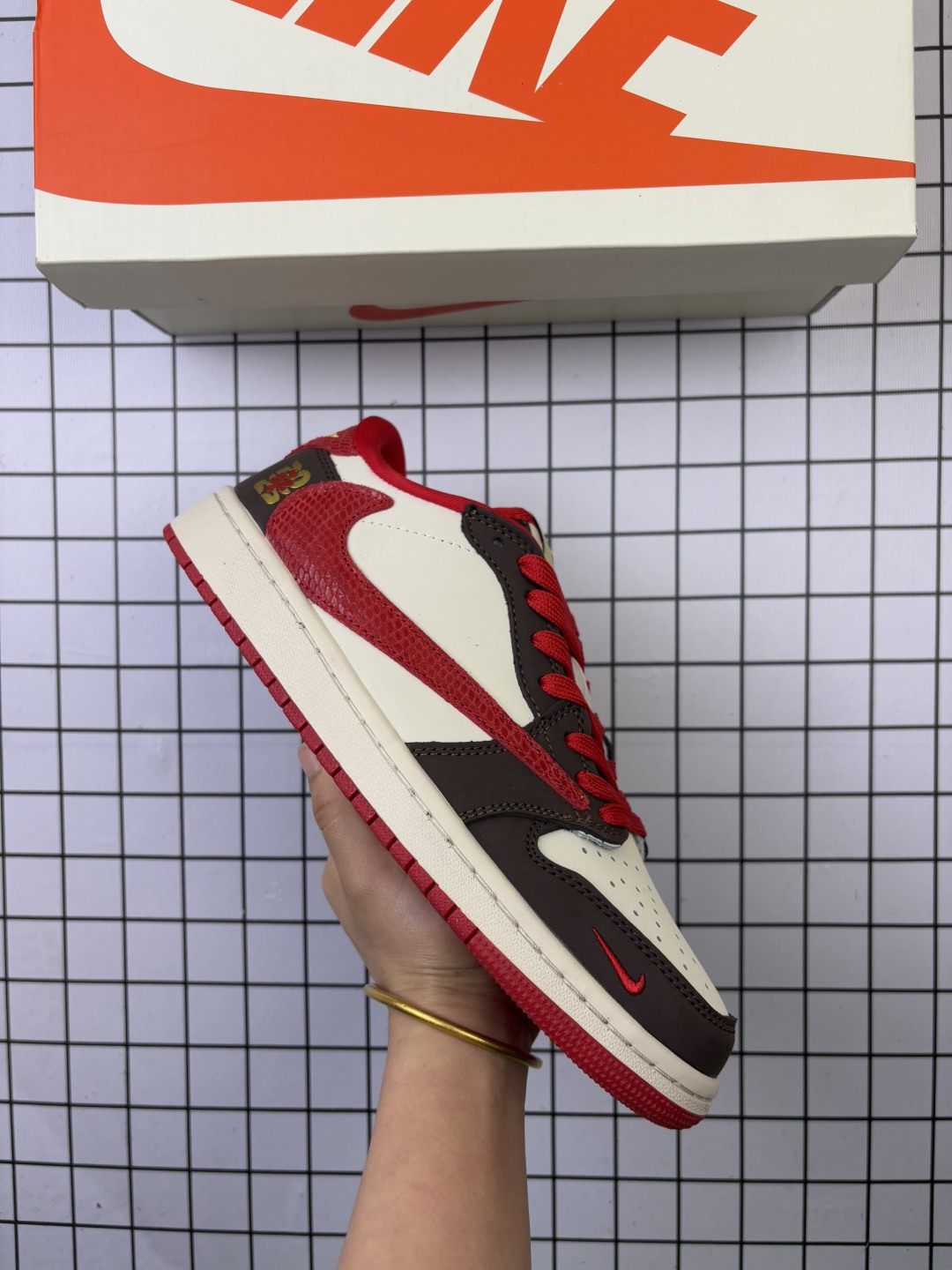 🈴💰110
Jordan/乔丹 男女鞋真标半码制,采用软质牛剖革鞋面材质,缜密拉帮中底布,鞋垫嵌EVA缓震物料及背胶,内置气垫及耐磨橡胶大底❗️当红嘻哈歌手特拉维斯·斯科特定制联乘法国顶级高奢品牌·路易威登Louis Vuitton x Travis Scott x Nike Air Jordan 1 Low OG SP"Beige/Blue/Gloomy Bear/LV"AJ1乔丹一代经典低帮文化百搭休闲运动篮球鞋“TS联名联名卡其灰棕牛仔蓝LV倒钩 CH6336-022
类型:男女鞋
码数:36 36.5 37 38 38.5 39 40 40.5 41 42 42.5 43 44 45
编码老男H