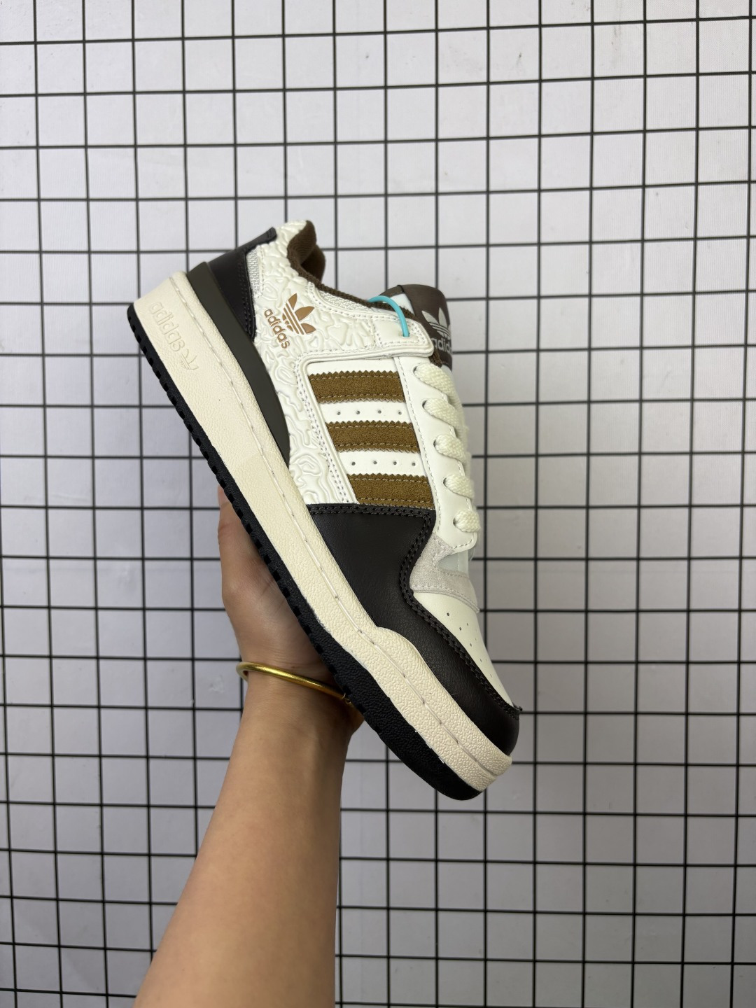 💰120
【真标   阿迪板鞋系列】阿迪达斯/Adidas  阿迪三叶草低帮板鞋  白棕
货号：JQ8734   尺码：36 36.5 37 38 38.5 39  40 40.5 41 42 42.5 43 44 45
 Adidas SAMBA OG 复古运动板鞋
编码707