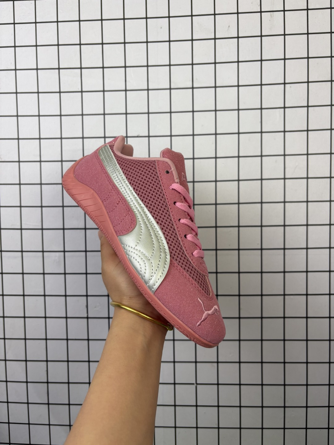 💰80
PUMA/彪马  男女鞋半码制，采用移膜牛剖革鞋面材质，外置轻量耐磨橡胶大底❗️薄底鞋成为潮人必备!彪马Puma Speedcat OG SD"White/Sliver"极速赛车系列低帮德训风拼接复古百搭休闲运动赛车 401603-03

类型：女鞋
码数：36 37 38 38.5 39 40
编码：新Y