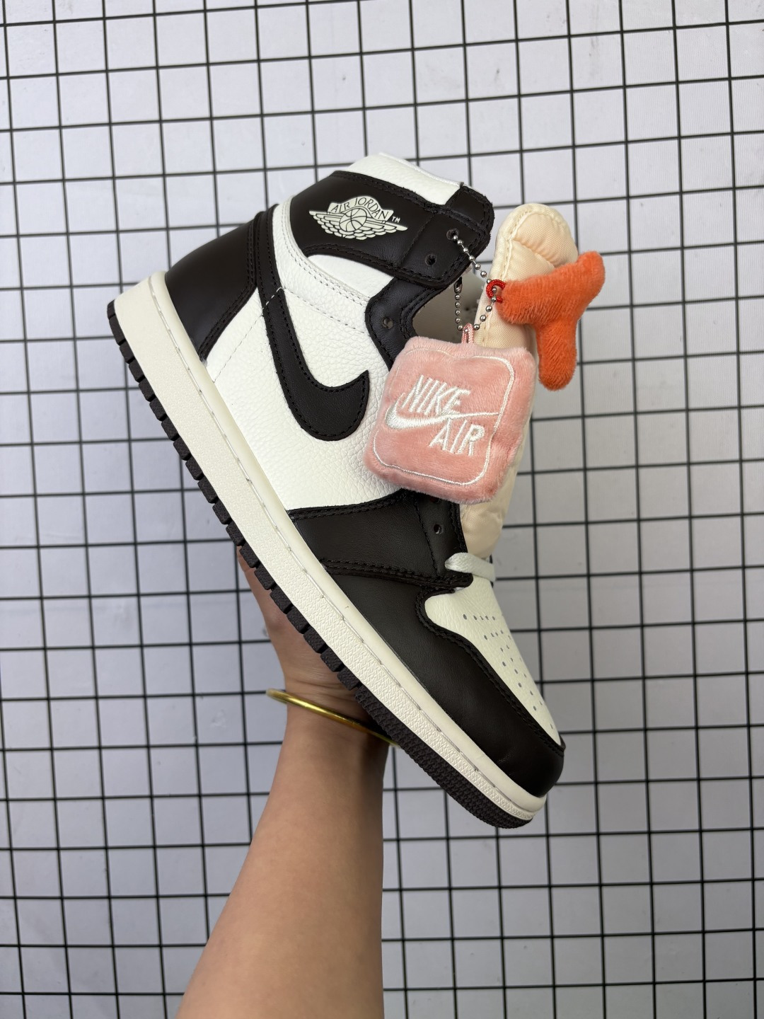 💰180
Air Jordan AJ1 Retro High 高帮 
FD2596-602 外贸特供批次 终端控货优势输出 新配色不断更新开发 市场中端王者 全套原纸板楦头开发 确保原汁原味 完美呈现一代版型 一比一鞋头弧度高度鞋身弧度 此版本只针对中端市场 细节品控鞋型随意秒杀市面同价位 鞋型完美 不臃肿别扭 头层皮料加持 用料绝不含糊 进口玻璃冲刀皮料裁剪零毛边 电脑针车工艺 超高鞋面清洁度 最高QC检验标准 控制溢胶瑕疵 原盒原配 飞翼3D高频深度立体 工艺方面大到整体鞋型 漏斗收腰 底线拉帮 LOGO立体程度 小到针眼排布 载片对称 冲孔效果 鞋标规范 鞋垫背胶等等 无一不是口碑收割 每双都是一个回头客 SIZE：36 36.5 37.5 38 38.5 39 40 40.5 41 42 42.5 43 44 44.5 45 46 47.5
编码768