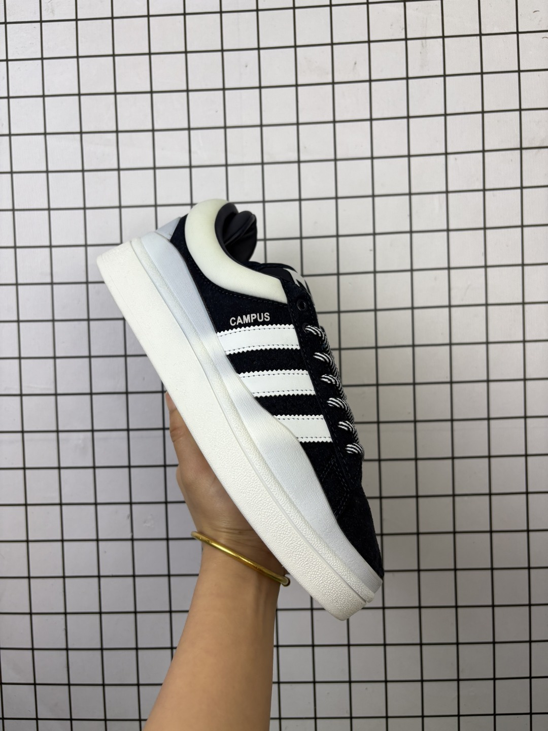 阿迪达斯 ADIDAS BAD BUNNY FORUM SHOES联名款板鞋运动鞋 联手“坏痞兔”打造的adidas Forum经典鞋, “Forum”,即“平台”,是人们表达自我的场所.这款adidas Forum经典鞋,正如它的名字所暗示的那样,为展现个性而生.adidas联手“坏痞兔”(Bad Bunny)新鲜演绎经典鞋款,采用皮革鞋面和绒面革饰面,搭配标志性双鞋舌和双鞋跟垫设计.和OG元年款一样,踝部束带跨过鞋带,只是如今辅以插扣设计.配三副鞋带,助你随心挑选喜爱的颜色.• 配束带和插扣的系带系统• 皮革鞋面• 织物衬里• 橡胶外底. 货号:GW5021 编码688