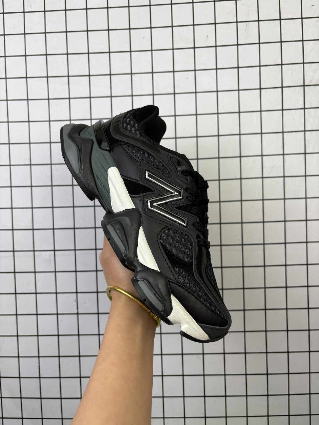 💰180
公司级✅New Balance 9060系列 新百伦 复古休闲运动慢跑鞋
鞋面大身由空间双格及磨砂鞋面拼接而生
采用大面积网眼以及麂皮材质覆盖鞋身 还原经典气质 搭载ABZORB避震科技 由泡沫聚酯制成 上脚可以有效减少由鞋底反弹对身体及双腿的冲击力
货号:U9060PNR
Size:36 37 37.5 38 38.5 39.5 40 40.5 41.5 42 42.5 43 44 45
编码688