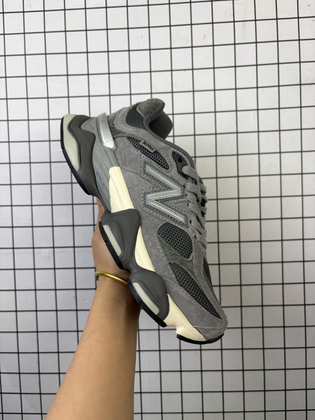 💰180
公司级✅New Balance 9060系列 新百伦 复古休闲运动慢跑鞋
鞋面大身由空间双格及磨砂鞋面拼接而生
采用大面积网眼以及麂皮材质覆盖鞋身 还原经典气质 搭载ABZORB避震科技 由泡沫聚酯制成 上脚可以有效减少由鞋底反弹对身体及双腿的冲击力
货号:U9060PNR
Size:36 37 37.5 38 38.5 39.5 40 40.5 41.5 42 42.5 43 44 45
编码688