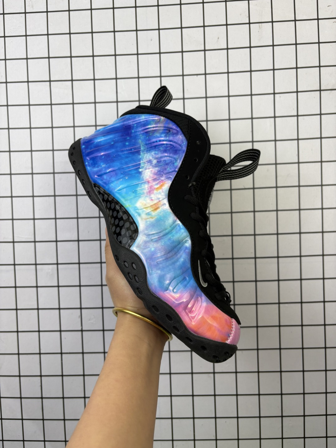 耐克Nike Air Foamposite One “Big Bang”星云喷 以极为夸张炫目的星空覆盖 Foam 材质鞋面,绚丽程度更甚于此前的银河喷,搭配黑色鞋领和黑色半透明外底,鞋头 Swoosh Logo 则以银色点缀,颜值极高让人无法抗拒!货号:AR3771 800 编码688