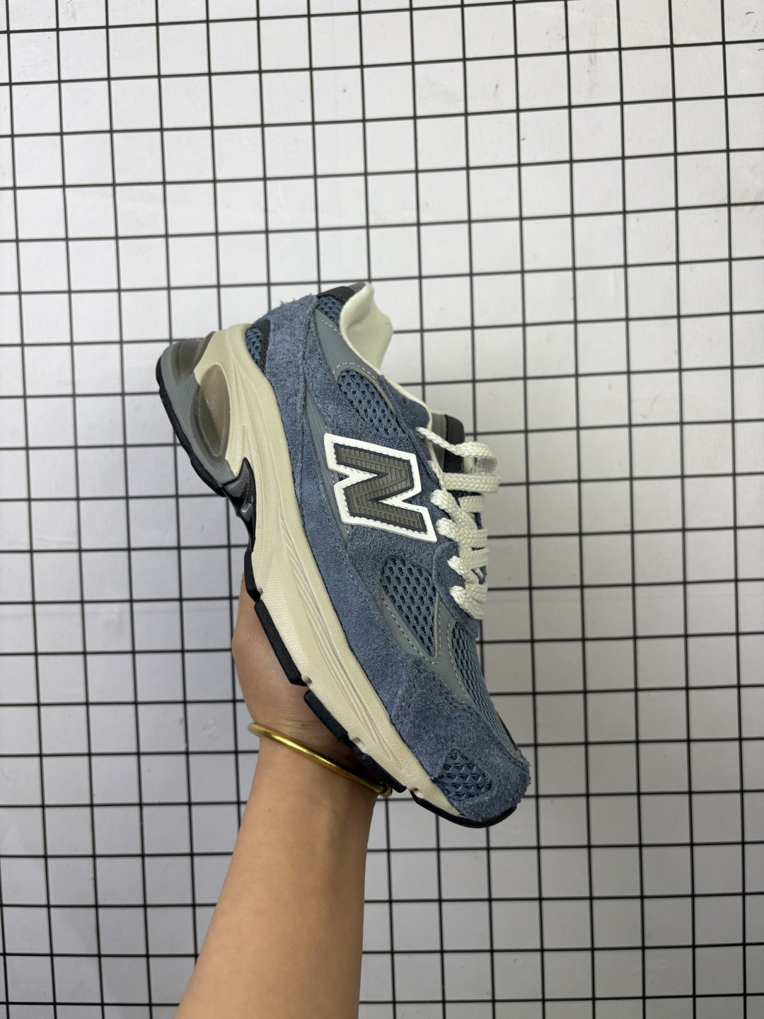 💰180 公司级✅New Balance 2010系列 新百伦 复古老爹风网布跑步休闲运动鞋 新百伦经典配色 沿袭了面世之初的经典科技 以ENCAP中底配以升级版 N-ERGY缓震物料 鞋面则采用特色的柔软麂皮搭以NewBalance经典的尼龙网布 低调中还原跑鞋本真 更年轻化的设计理念与材质 让新世代青年得以用全新视角体验经典鞋款的传奇魅力 货号:U2010WNV 尺码:36 37 37.5 38 38.5 39.5 40 40.5 41.5 42 42.5 43 44 45 编码旭