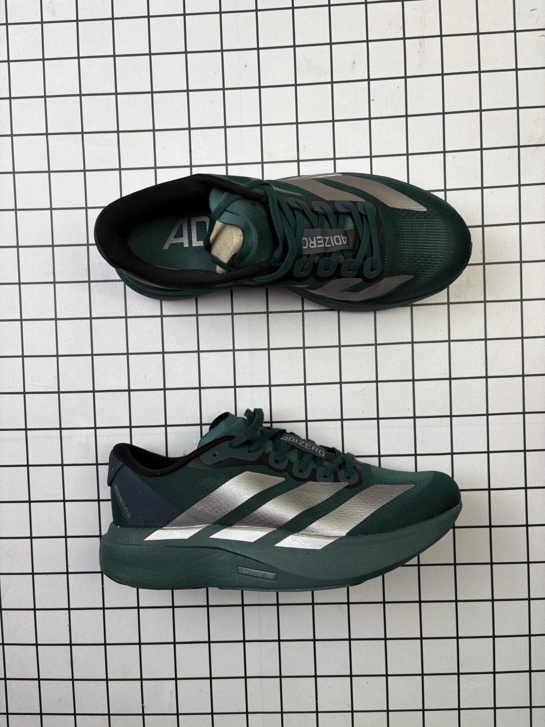 💰140 公司级✅AD Adizero EVO SL 马拉松竞速专业跑鞋 JQ4663 CELERMESH针织网面非常轻薄 纤维间的缝隙很大 可以保证跑步时的透气、排汗效果 鞋舌直接与两侧的内衬和鞋底连接在一起 在跑步过程中不会被鞋舌的左右移动所困扰 在标准鞋带孔的基础上再拓宽一组鞋带孔 适合不同脚型的需求 突破性 EnergyRods 技术,有助于跑者实现更好的成绩 中底独特的LIGHTSTRIKE PRO泡棉材质 微弹感觉在跑步过程中给予了良好的支撑体验 对于顶级精英和高水平进阶跑者来说 ADIOS PRO是一双值得信赖的竞速比赛用鞋 SIZE:36 36.5 37.5 38 38.5 39 40 40.5 41 42 42.5 43 44 44.5 45 编码:旭