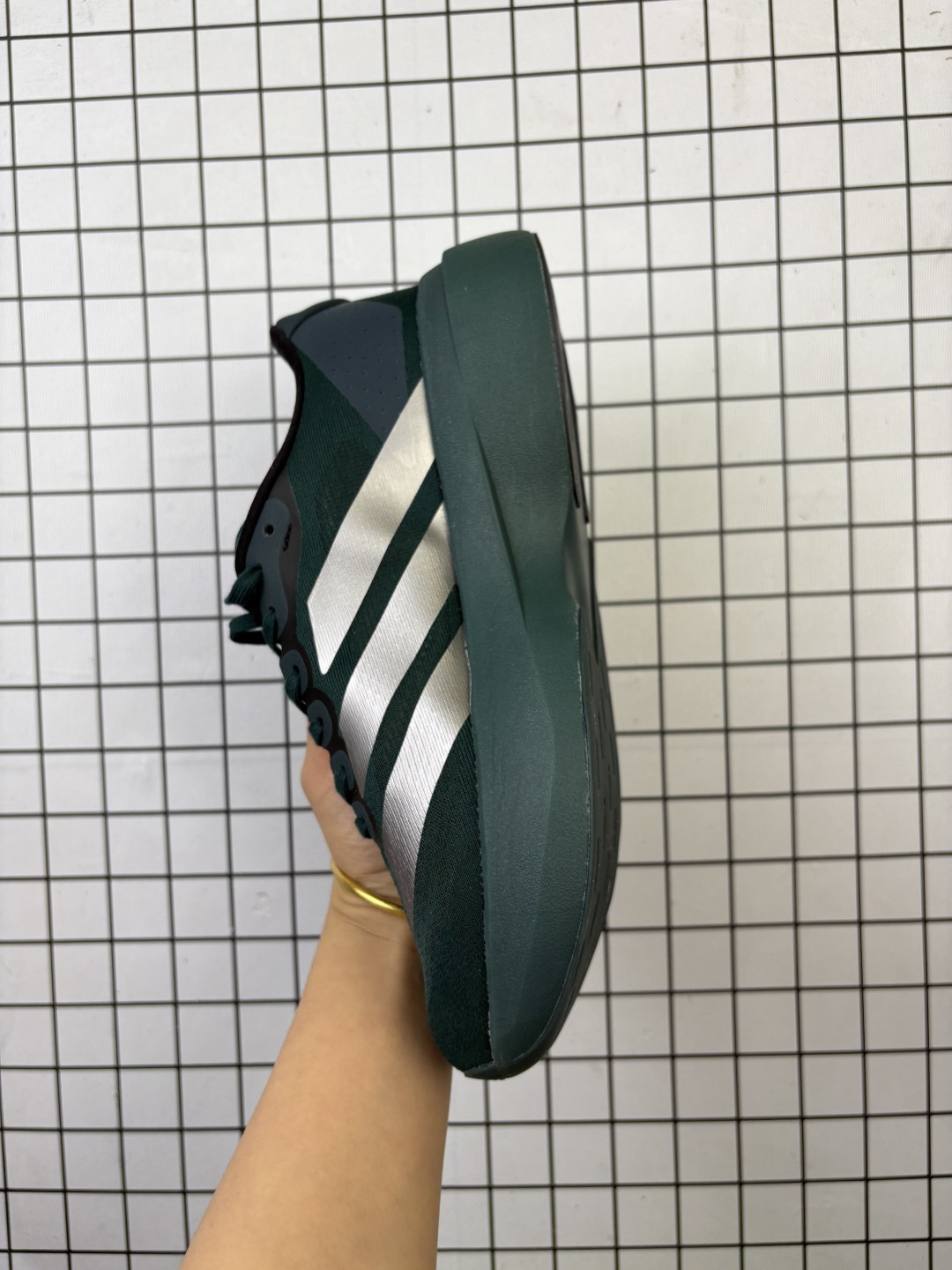 💰140 公司级✅AD Adizero EVO SL 马拉松竞速专业跑鞋 JQ4663 CELERMESH针织网面非常轻薄 纤维间的缝隙很大 可以保证跑步时的透气、排汗效果 鞋舌直接与两侧的内衬和鞋底连接在一起 在跑步过程中不会被鞋舌的左右移动所困扰 在标准鞋带孔的基础上再拓宽一组鞋带孔 适合不同脚型的需求 突破性 EnergyRods 技术,有助于跑者实现更好的成绩 中底独特的LIGHTSTRIKE PRO泡棉材质 微弹感觉在跑步过程中给予了良好的支撑体验 对于顶级精英和高水平进阶跑者来说 ADIOS PRO是一双值得信赖的竞速比赛用鞋 SIZE:36 36.5 37.5 38 38.5 39 40 40.5 41 42 42.5 43 44 44.5 45 编码:旭