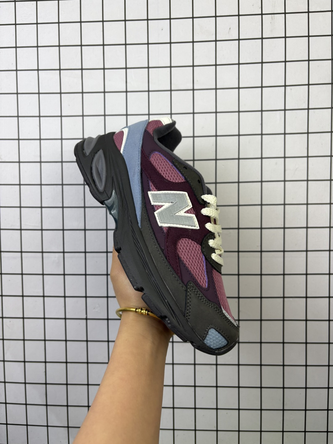 【公司级】新百伦 New Balance2010英产做旧鞋款纯色绒运动鞋 厚底增高老爹鞋.此复刻经典鞋款,加入当下大热的户外元素,以曾经篮球鞋款型式样加以打造鞋款造型.编织鞋带以及加强稳固鞋底都提供机能支持,材质上使用绒皮呈现更显质感. 货号: U2010FR 含半码 编码753