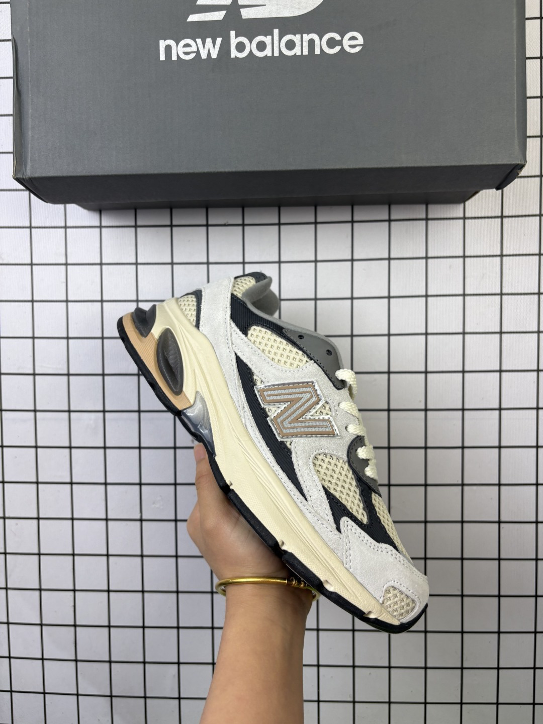 【公司级】新百伦 New Balance2010英产做旧鞋款纯色绒运动鞋 厚底增高老爹鞋.此复刻经典鞋款,加入当下大热的户外元素,以曾经篮球鞋款型式样加以打造鞋款造型.编织鞋带以及加强稳固鞋底都提供机能支持,材质上使用绒皮呈现更显质感. 货号: U2010FR 含半码 编码753