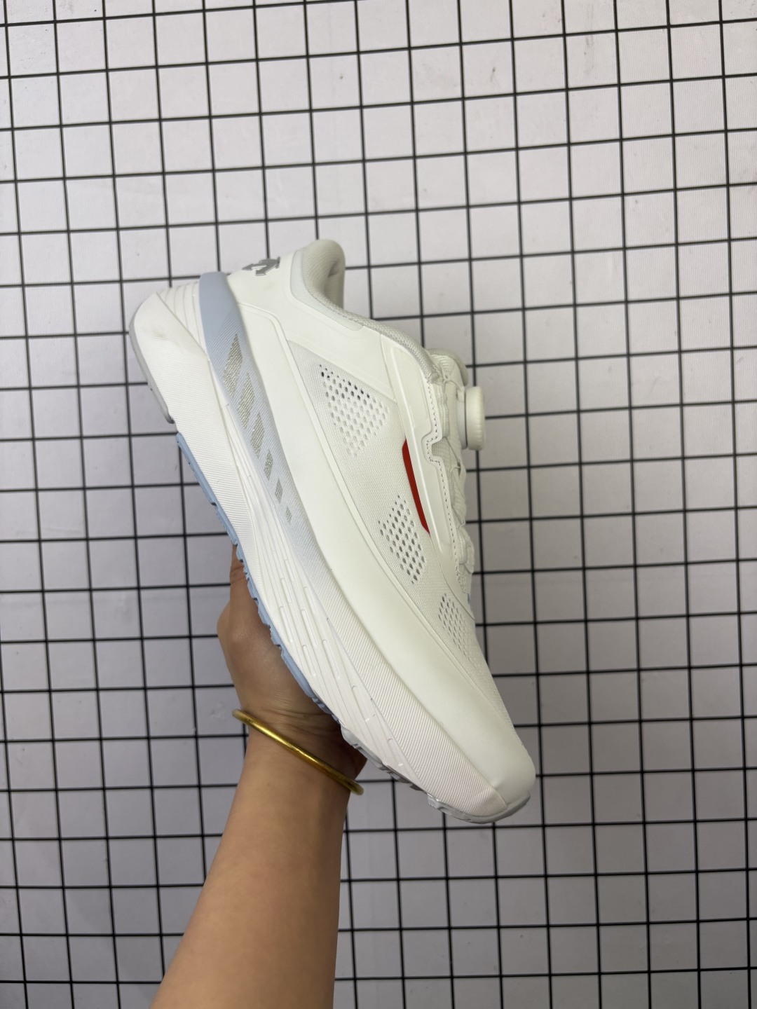 💰170 公司级✅迪桑特DESCENTE LAVITATE WIRE 3.0 舒适百搭防滑耐磨 低帮 休闲跑步鞋 采用大网眼材质鞋面 轻薄通透不闷热 前掌易弯折设计 提供灵活的穿着感受 后跟Z-FOAM填充 缓震回弹 BOA FIT SYSTEM系带系统 便捷穿脱 货号:D5331RRN16 尺码:36 36.5 37.5 38 38.5 39 40 40.5 41 42 42.5 43 44 45 编码大Y