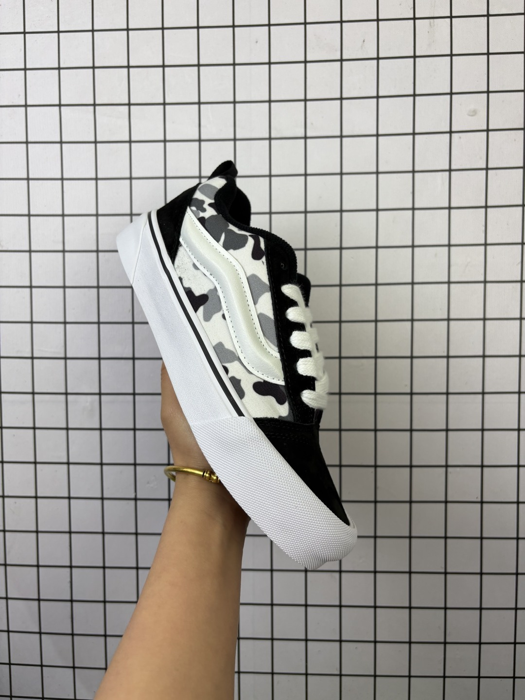 💰110
万斯范斯Vans Vault Knu-Skool VR3 LX 坎普尔·茱利安系列低帮复古硫化休闲运动板鞋 

码数：35 36 36.5 37 38 38.5 39 40 40.5 41 42 42.5 43 44
编码648