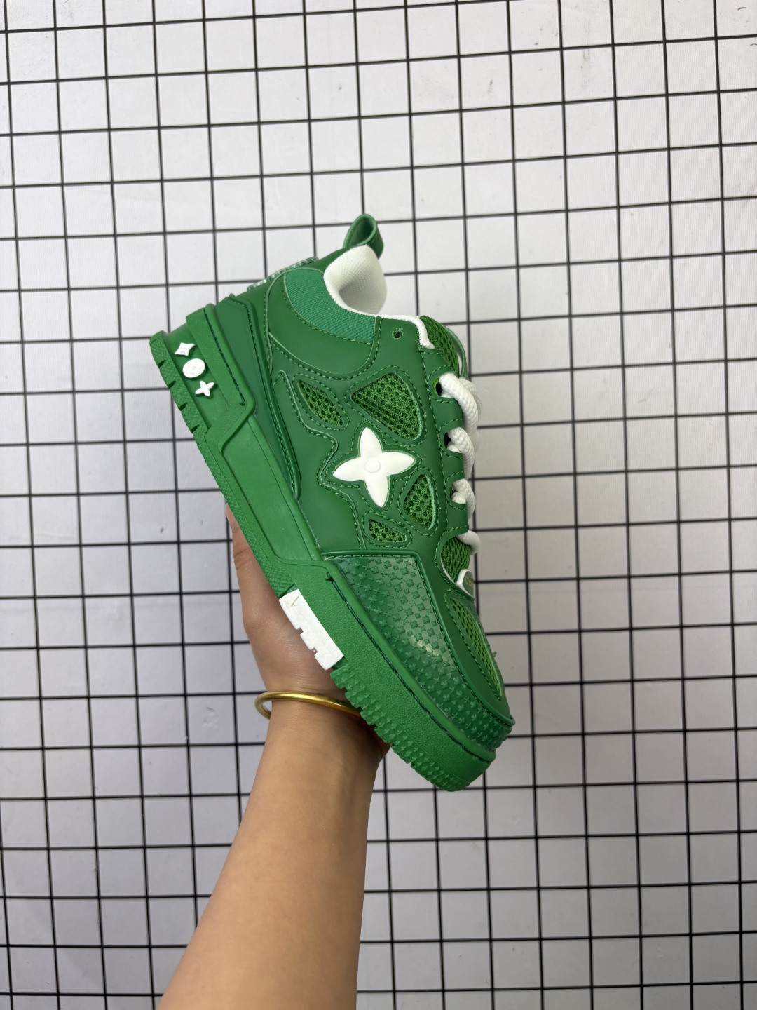 💰110
路易威登 Louis Vuitton LV路易威登板鞋 时尚运动鞋潮厚底增高男女鞋。舒适防滑底和百搭性霸屏整个时尚娱乐圈，细节调整完美主义！采用柔软帆布皮革拼接鞋面，独家开模大底， 侧边采用3D打印标志性Logo 尽显贵族时尚气息，配带正品全套包装。全新LV路易威登Louis vuitton Trainer Sneaker Low 休闲运动文化百搭板鞋。 

类型：男女鞋
尺码：36-45
编码：699