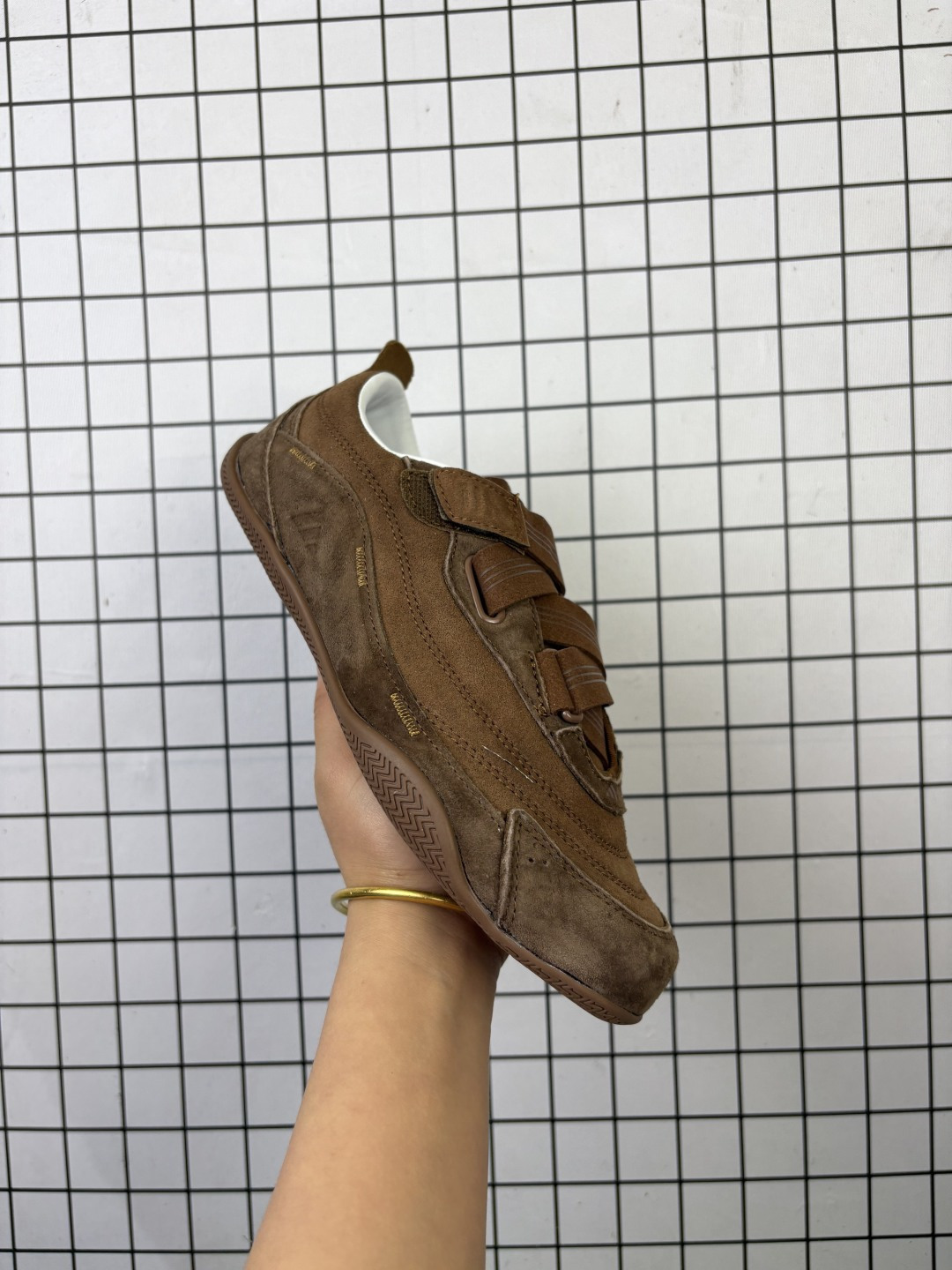 adidas FOS URBAN REVERIE 舒适时尚 阿迪fos芭蕾鞋 设计感特别强 中底廓形设计 结合了两种缓震技术 绑带设计整体线条优美 显脚瘦 虽然底子有点薄 却异常舒适 官方货号: KJ4034 编码698