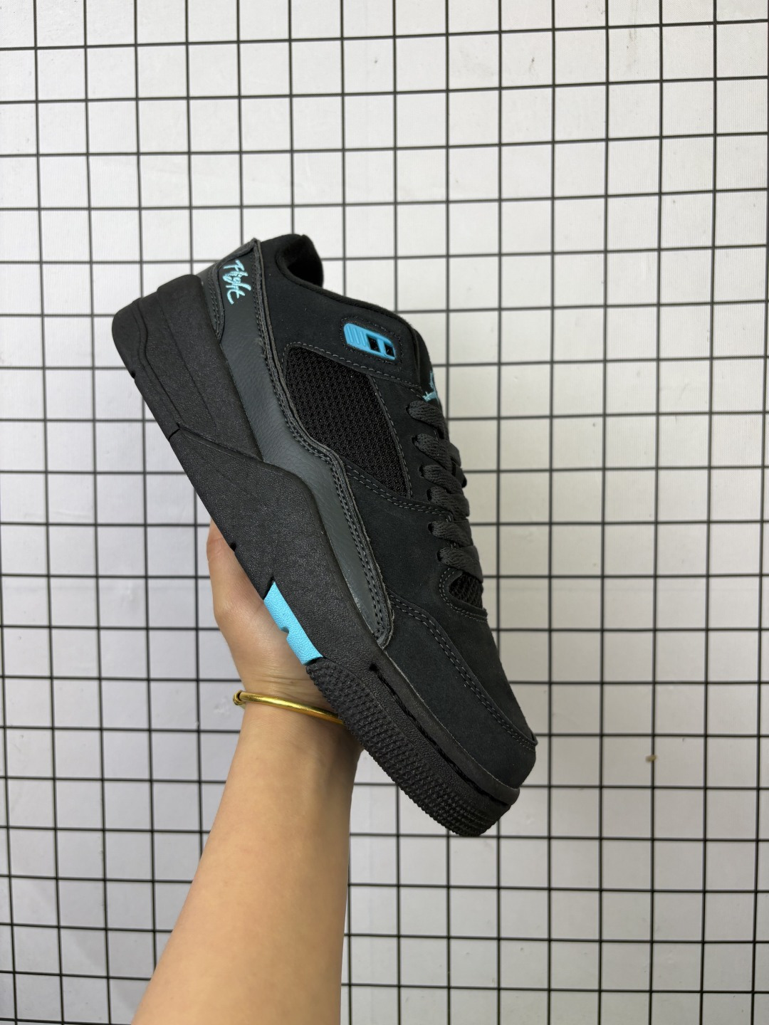 💰100
耐克 NIKE 乔丹 JORDAN FLIGHT COURT 时尚休闲 防滑耐磨 低帮运动鞋 复古篮球鞋 男女款 Jordan「新鞋型」又来了！新配色曝光！滑板与篮球的有机结合，使得鞋款呈现不一样的风味。这款鞋集风格与性能于一身，体现了Jordan品牌的高端特色。其流畅设计、配色、高质量材料和标志性Jumpman标志，不仅提升了运动表现，还确保了舒适度和耐用性，是篮球运动员和时尚爱好者的理想选择。鞋底的设计不仅好看，走路也超舒服，无论是运动还是日常出街都适配。我愿称它为近期最爱的战靴，有了它出街回头率满满，谁穿谁好看！#flightcourt   #潮鞋推荐  #是一眼就让人心动的鞋子  #一眼沦陷的好鞋  #质感不错的AJ分享

货号:  HF3255
尺码:  36-46含半码
编码: 旭