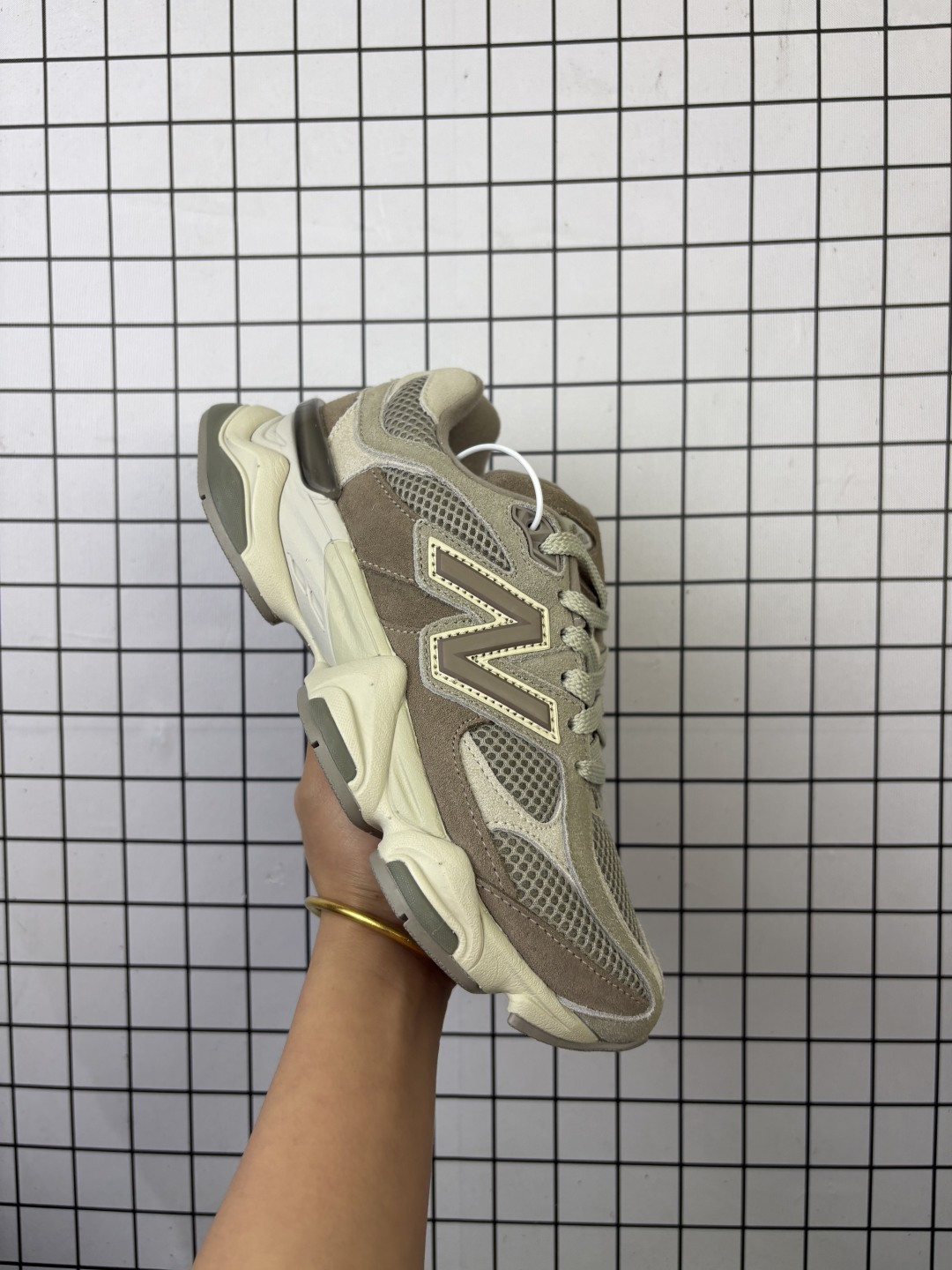 【公司级】NB 新百伦 New Balance NB9060小象蹄男女款9060舒适百搭老爹鞋.全新 9060 款式将经典风格与现代设计融合到日常多功能性中. 9060 重新诠释了源自经典 99X 型号的熟悉元素,其灵感来自于 Y2K 时代的未来主义和美学. 鞋面在990 的基础中进行了扩展和使用,以提供可见的运动感,中底采用 ABZORB 和 SBS 熟悉的缓震平台以提供舒适感. 类型:男女鞋 货号:U9060IWD 含半码 编码719