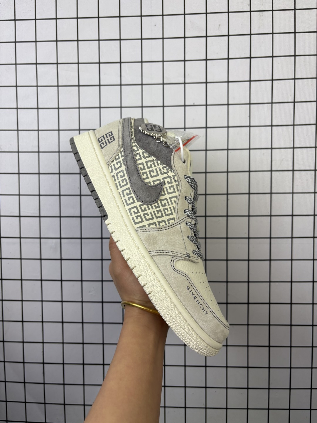 海外爆款限量发售!高端定制Air Jordan 1 Low AJ1 乔1 “纪梵希联名 米白灰”高端定制 低帮复古篮球鞋 #定制鞋盒 大厂纯原品质出货 超高清洁度 皮料切割干净无任何毛边 细节完美 货号:LD8888-008 编码719