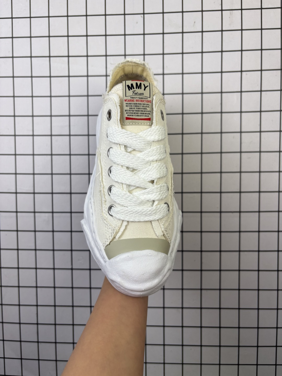 💰170
【公司级】余文乐挚爱单品 MMY Blakey 脏脏鞋 复古溶解风 概念时装设计师･三原康裕品牌MMY/Maison MIHARA YASUHIRO Original Sole Canvas Low 变形溶解雪糕底低帮休闲百搭皮革面板鞋增高厚底老爹鞋 。新款MMY三原康裕Blakey贝壳头溶解休闲板鞋日系运动鞋 MMY Blakey 三原康裕溶解鞋，贝壳头系列，上脚都是杠杠的好看,太百搭了，真的要吹爆三原康裕的贝壳头，比阿迪达斯的贝壳头高级太多，加上溶解大底，简直就是yyds。

类型：男女鞋
码数：36-45
编码698