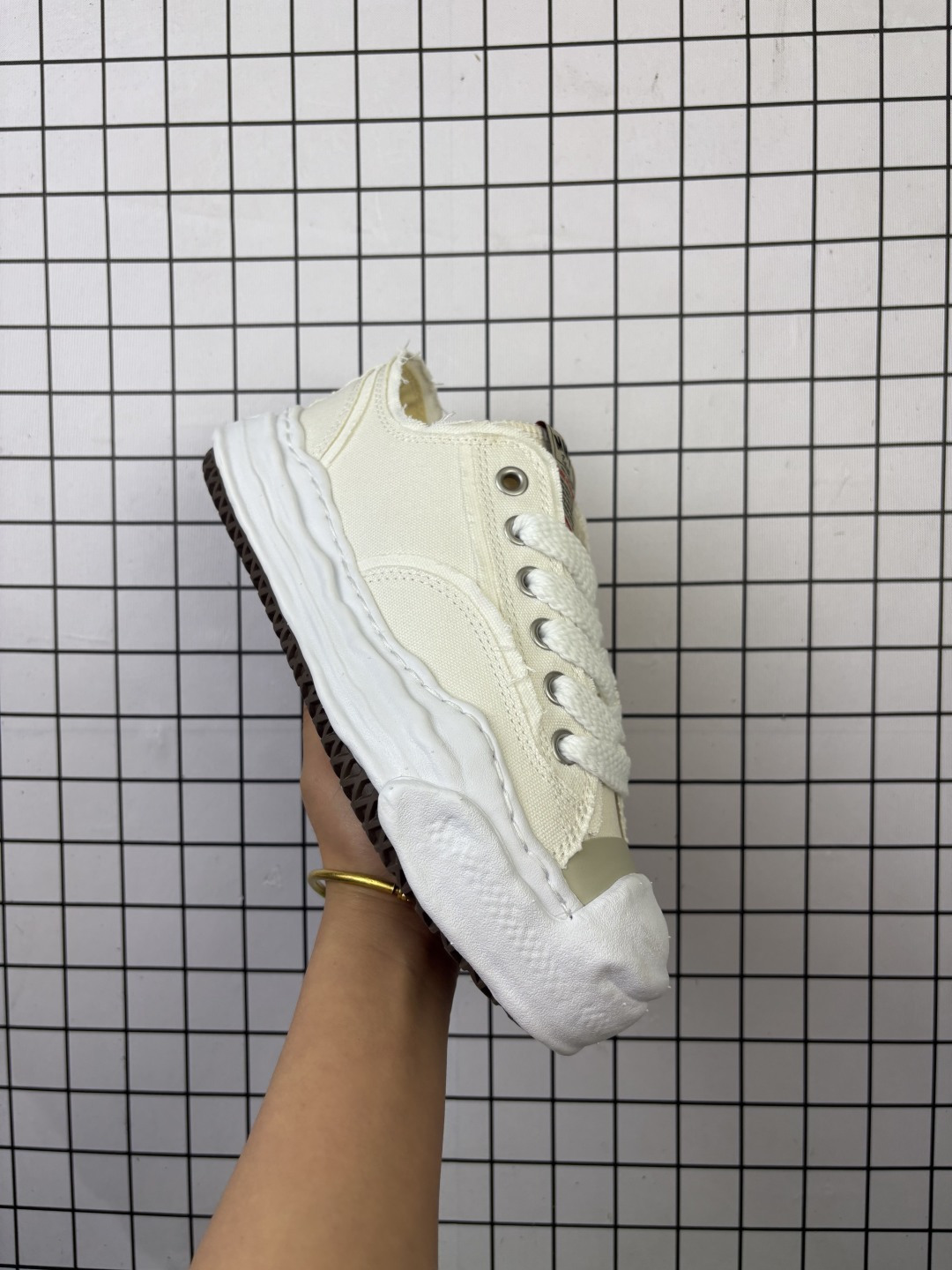 💰170
【公司级】余文乐挚爱单品 MMY Blakey 脏脏鞋 复古溶解风 概念时装设计师･三原康裕品牌MMY/Maison MIHARA YASUHIRO Original Sole Canvas Low 变形溶解雪糕底低帮休闲百搭皮革面板鞋增高厚底老爹鞋 。新款MMY三原康裕Blakey贝壳头溶解休闲板鞋日系运动鞋 MMY Blakey 三原康裕溶解鞋，贝壳头系列，上脚都是杠杠的好看,太百搭了，真的要吹爆三原康裕的贝壳头，比阿迪达斯的贝壳头高级太多，加上溶解大底，简直就是yyds。

类型：男女鞋
码数：36-45
编码698