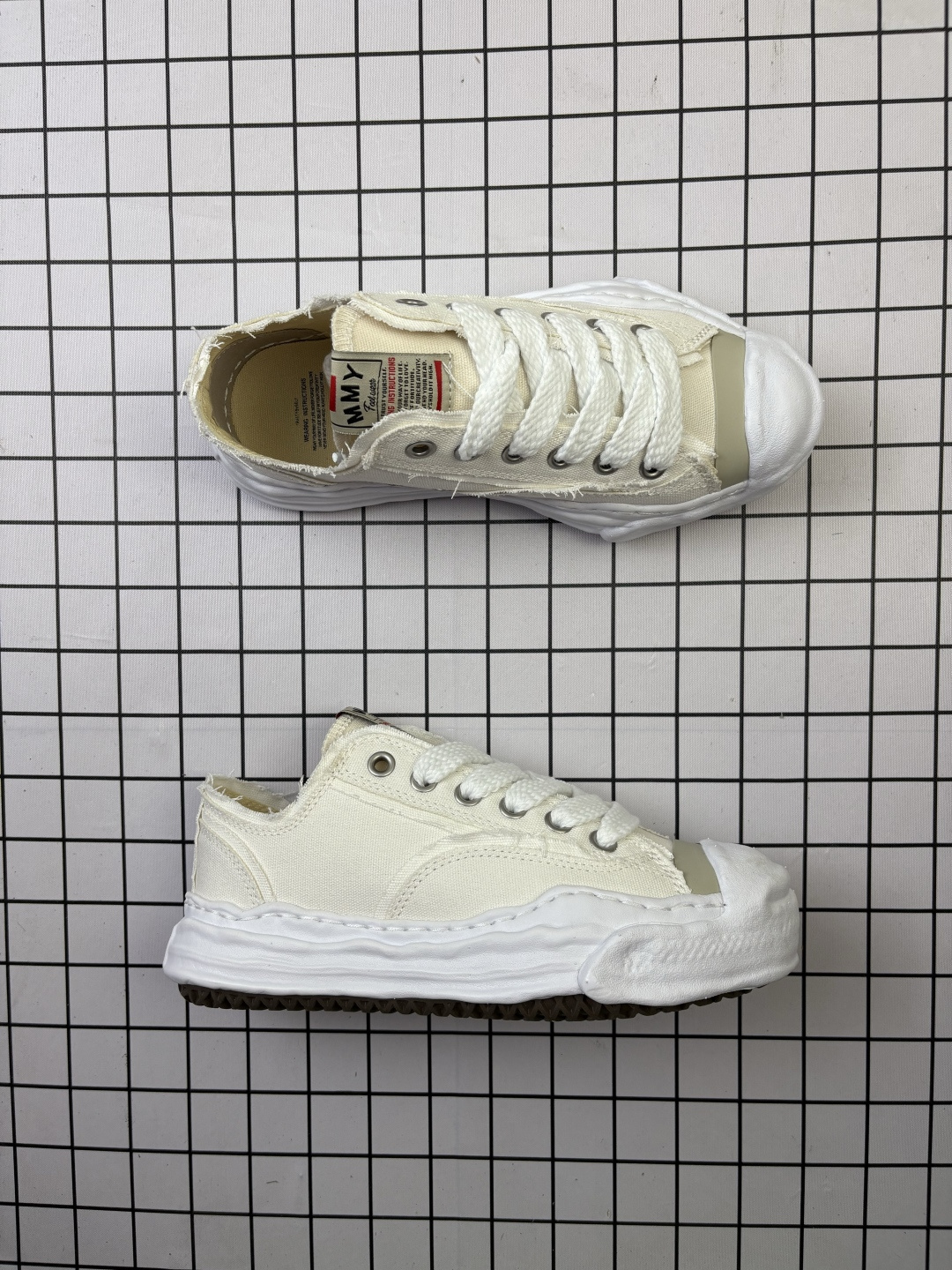 💰170
【公司级】余文乐挚爱单品 MMY Blakey 脏脏鞋 复古溶解风 概念时装设计师･三原康裕品牌MMY/Maison MIHARA YASUHIRO Original Sole Canvas Low 变形溶解雪糕底低帮休闲百搭皮革面板鞋增高厚底老爹鞋 。新款MMY三原康裕Blakey贝壳头溶解休闲板鞋日系运动鞋 MMY Blakey 三原康裕溶解鞋，贝壳头系列，上脚都是杠杠的好看,太百搭了，真的要吹爆三原康裕的贝壳头，比阿迪达斯的贝壳头高级太多，加上溶解大底，简直就是yyds。

类型：男女鞋
码数：36-45
编码698